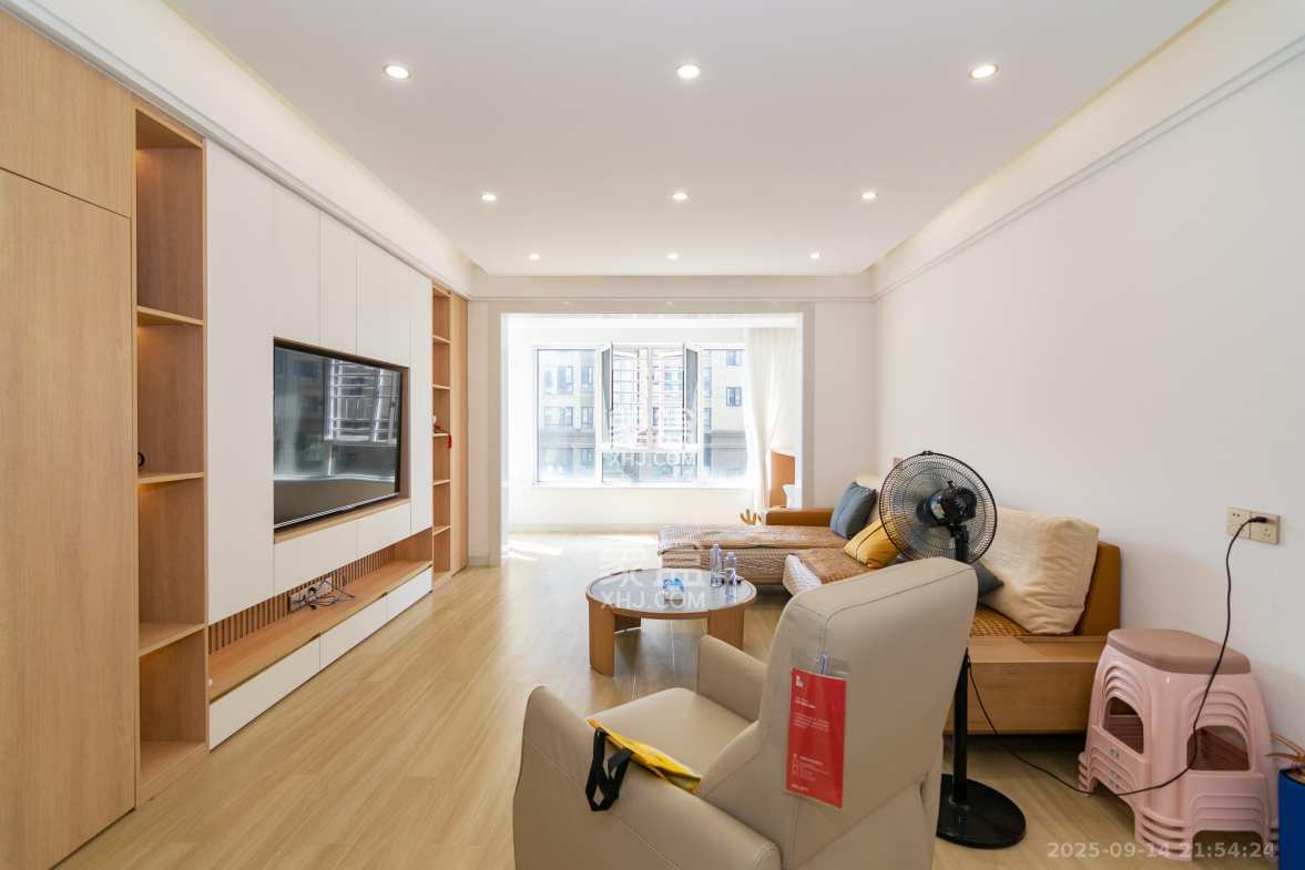 春晖花园 4室2厅1卫 98.80万 春晖花园 4室2厅1卫 98.80万客厅