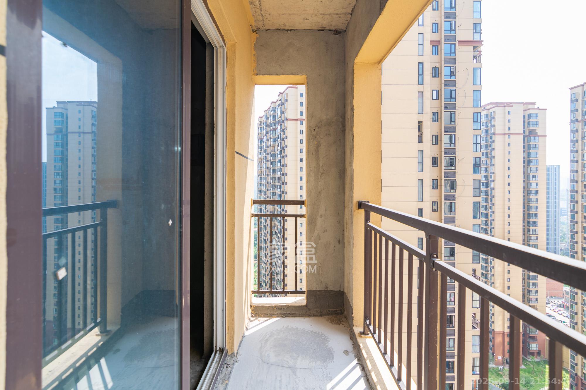 富兴悦府(富兴学府名邸) 4室2厅2卫 73.0万 富兴悦府(富兴学府名邸) 4室2厅2卫 73.0万阳台