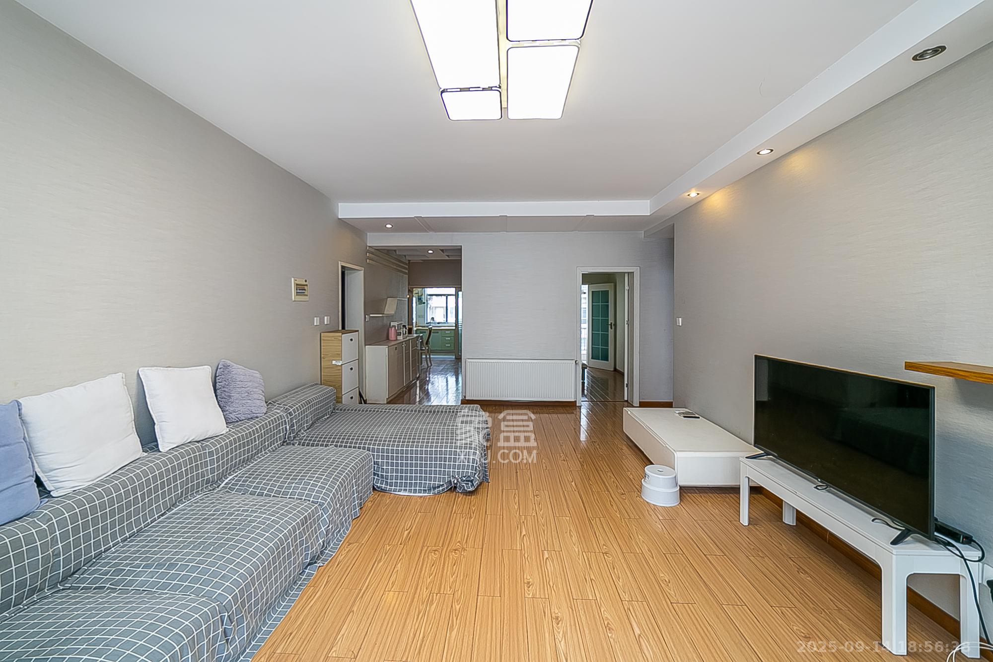 华银园  3室2厅2卫    93.8万 华银园  3室2厅2卫    93.8万客厅