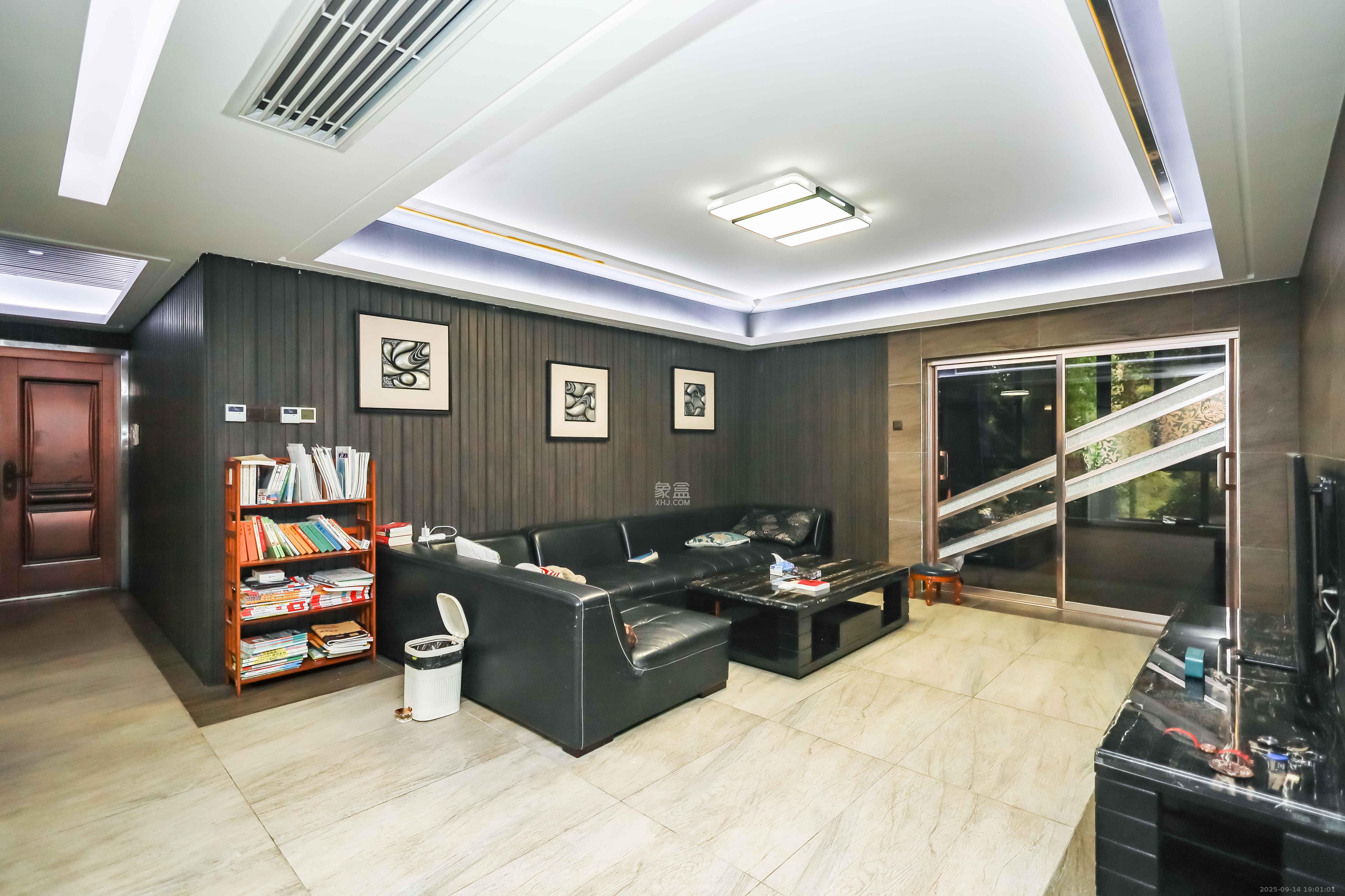 长房时代城 1室2厅2卫 171.6万 长房时代城 1室2厅2卫 171.6万客厅