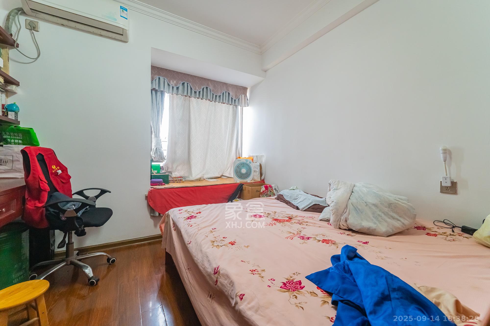 华润凤凰城三期  3室2厅2卫    97.0万卧室