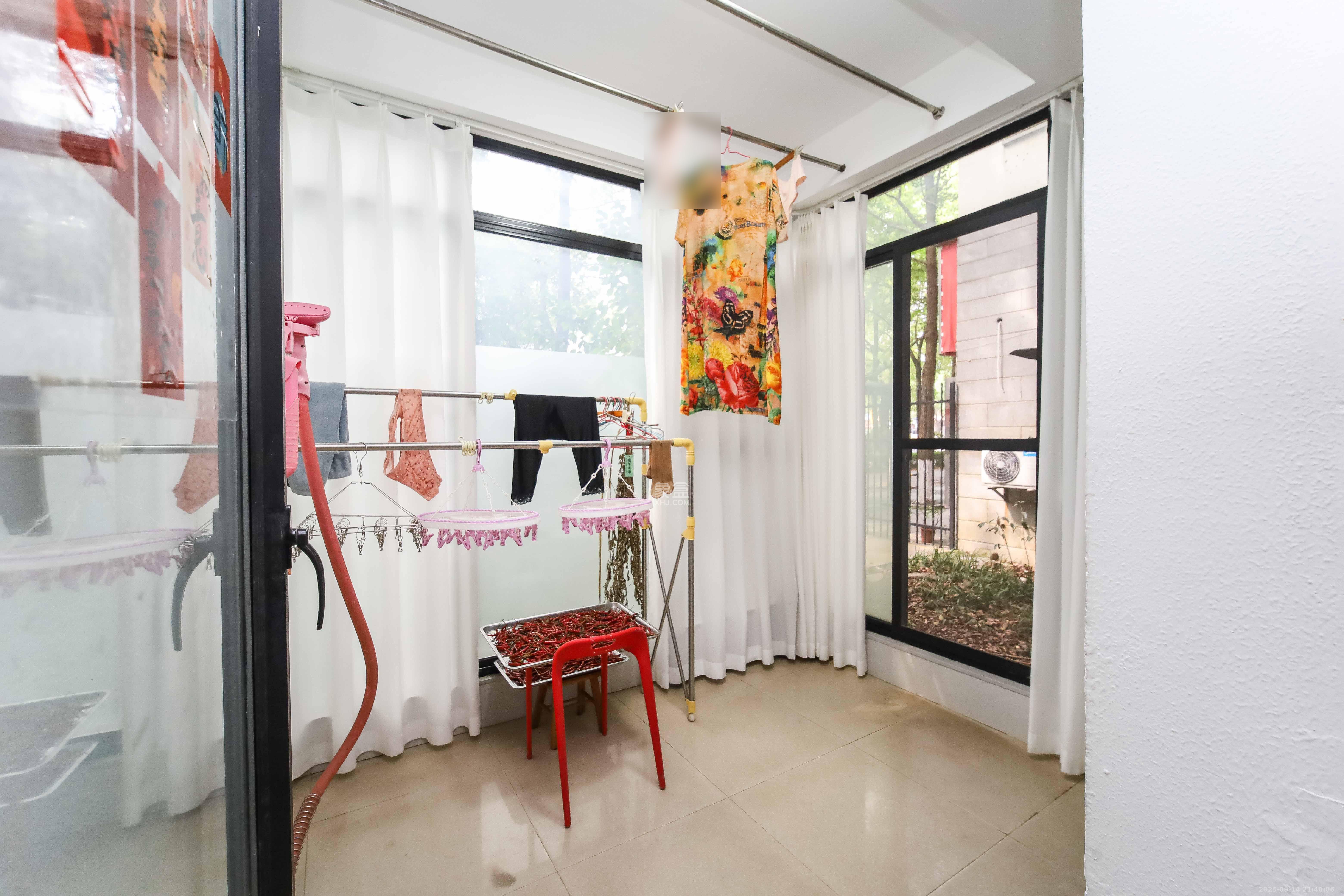 西街花园  3室2厅2卫    136.0万阳台