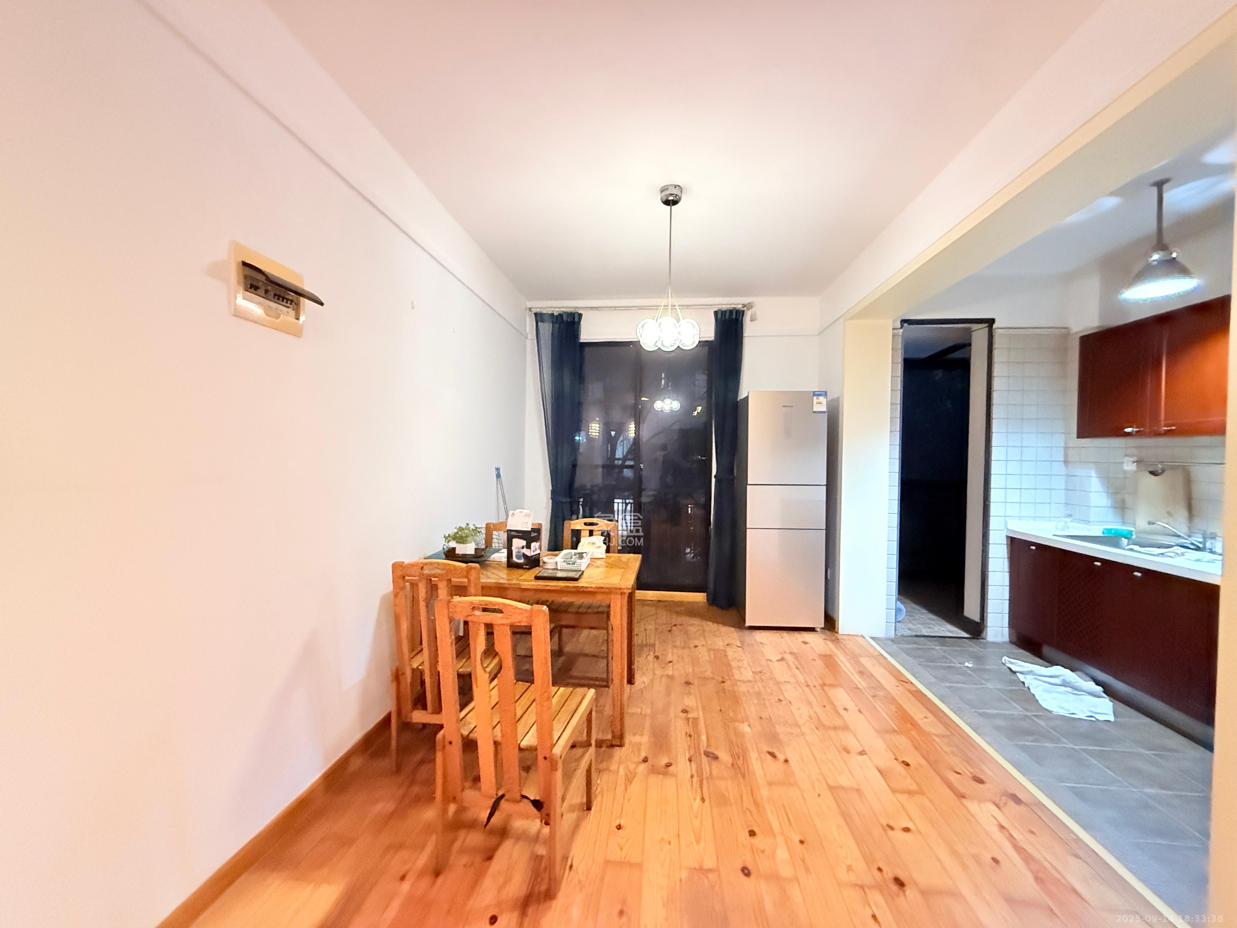 西街花园 3室2厅2卫 2600.0元/月 西街花园 3室2厅2卫 2600.0元/月室内图