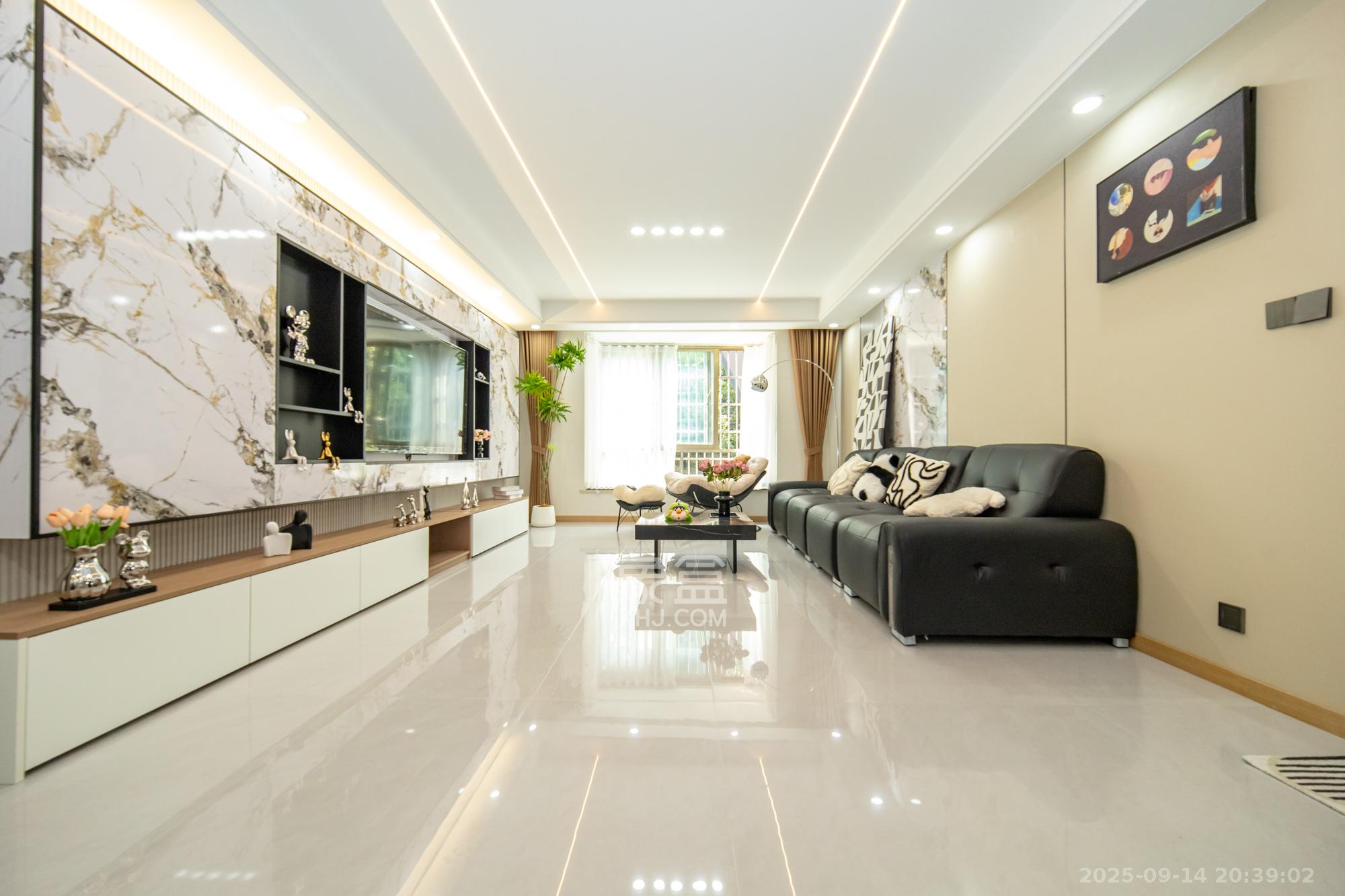 卧龙居国际村  4室2厅2卫    68.0万客厅