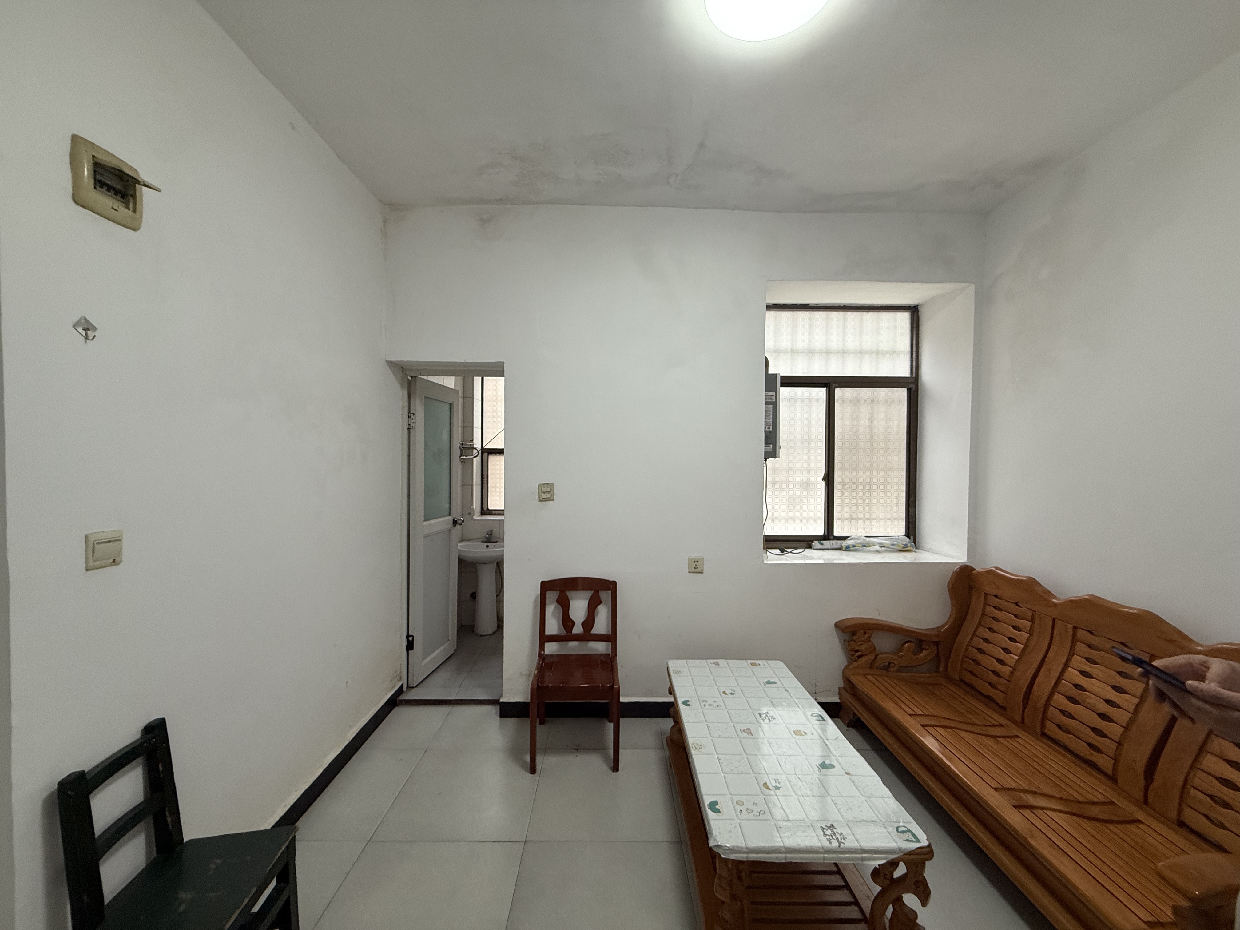 梓园社区(麻纺厂宿舍) 2室1厅1卫 1100.0元/月 梓园社区(麻纺厂宿舍) 2室1厅1卫 1100.0元/月室内图