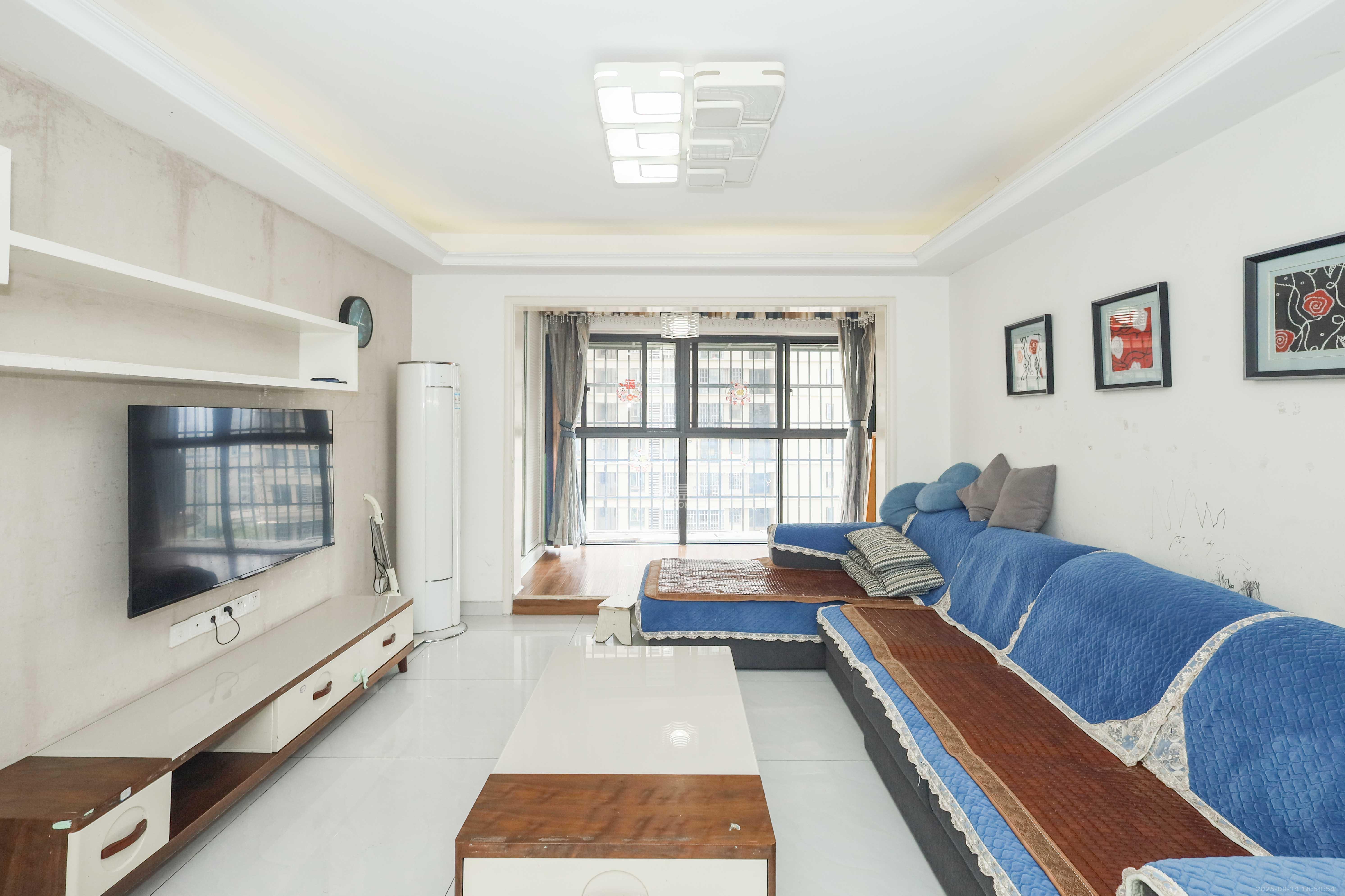 保利麓谷林语C区 3室2厅1卫 83.0万 保利麓谷林语C区 3室2厅1卫 83.0万客厅