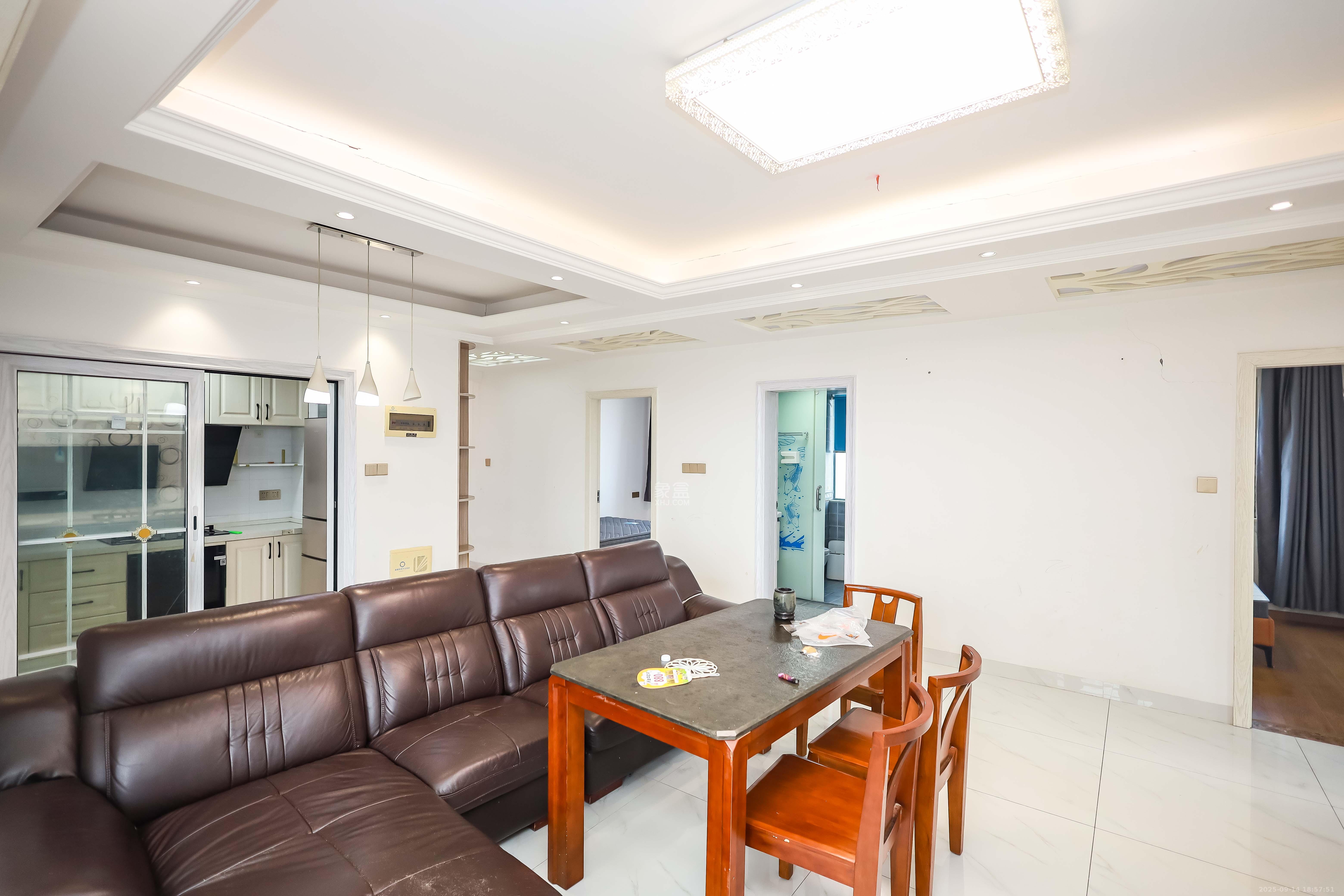 潇湘奥林匹克花园  3室2厅1卫    84.0万客厅