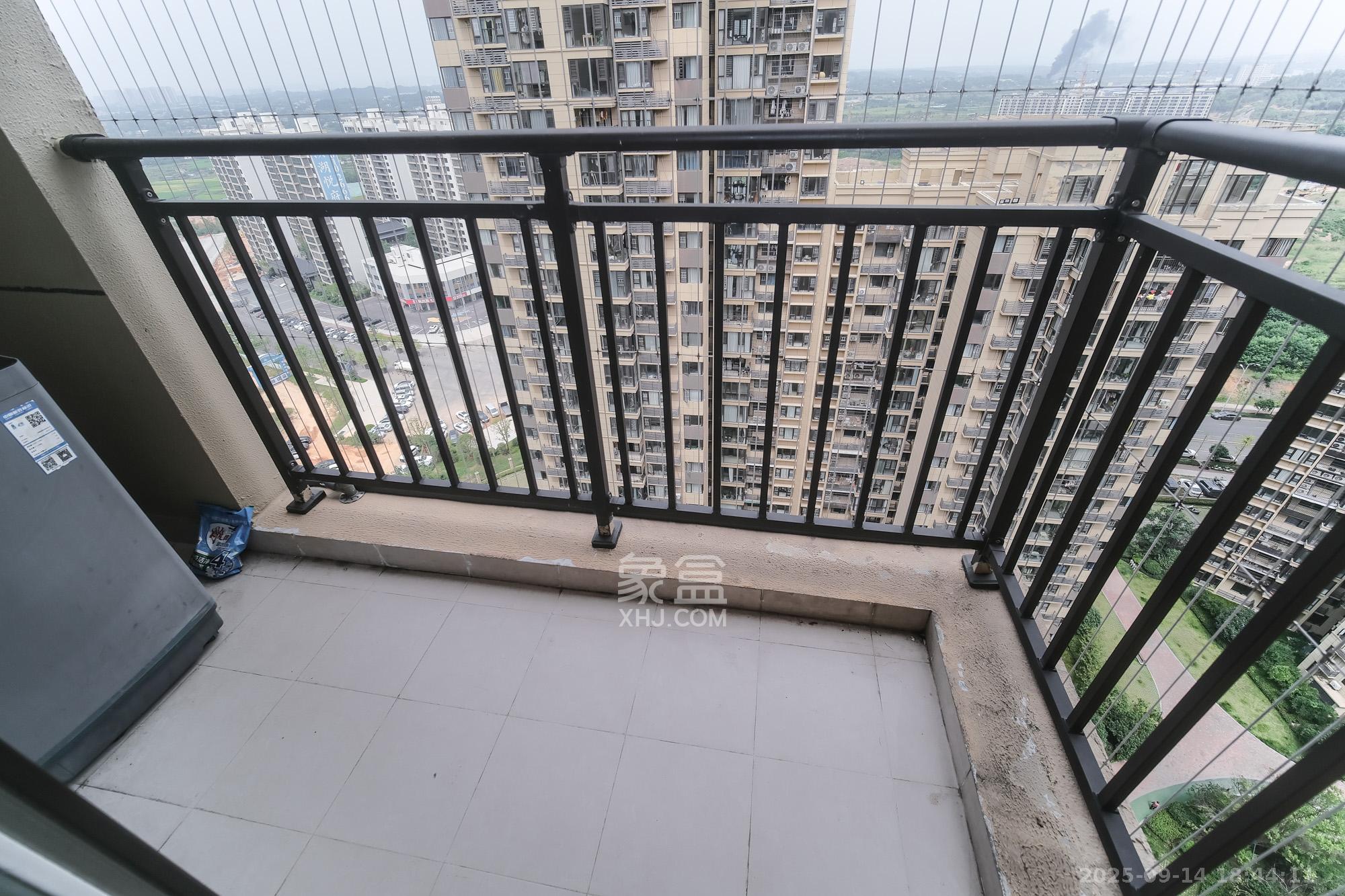 保利香槟国际 4室2厅2卫 100.0万 保利香槟国际 4室2厅2卫 100.0万阳台