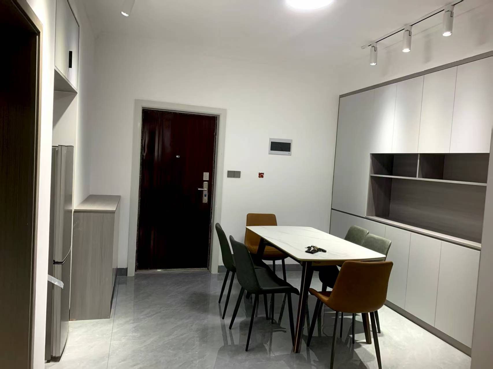 互助小区电梯房  4室2厅2卫    2600.0元/月室内图