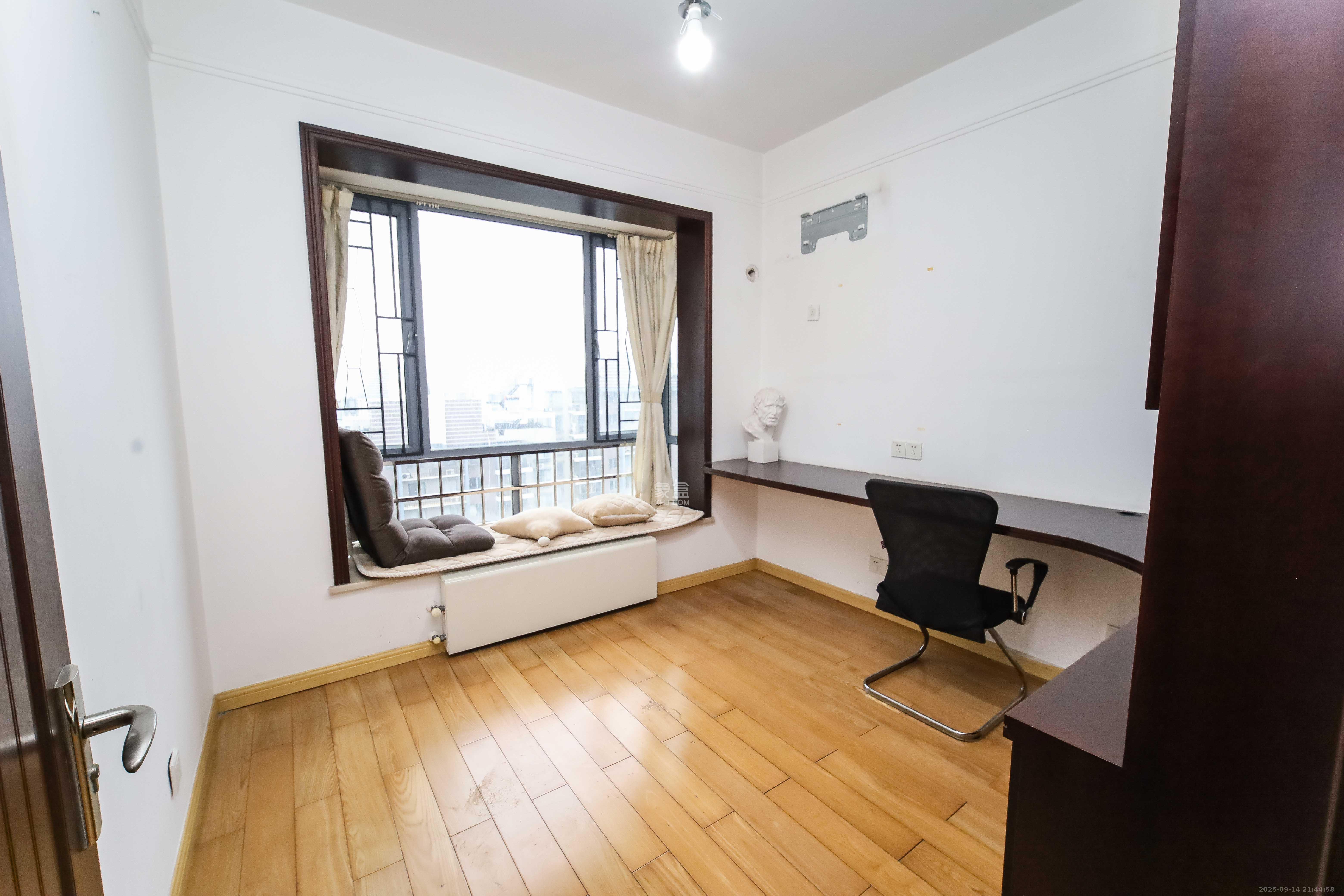 银港水晶城  3室2厅2卫    108.0万卧室