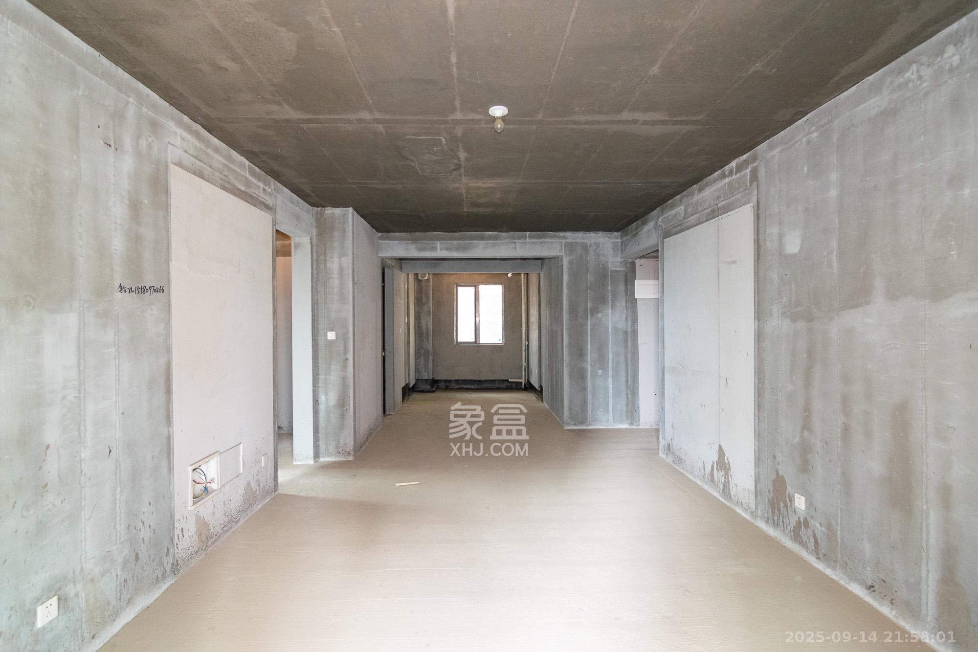 澳海望洲府  4室2厅2卫    82.0万客厅