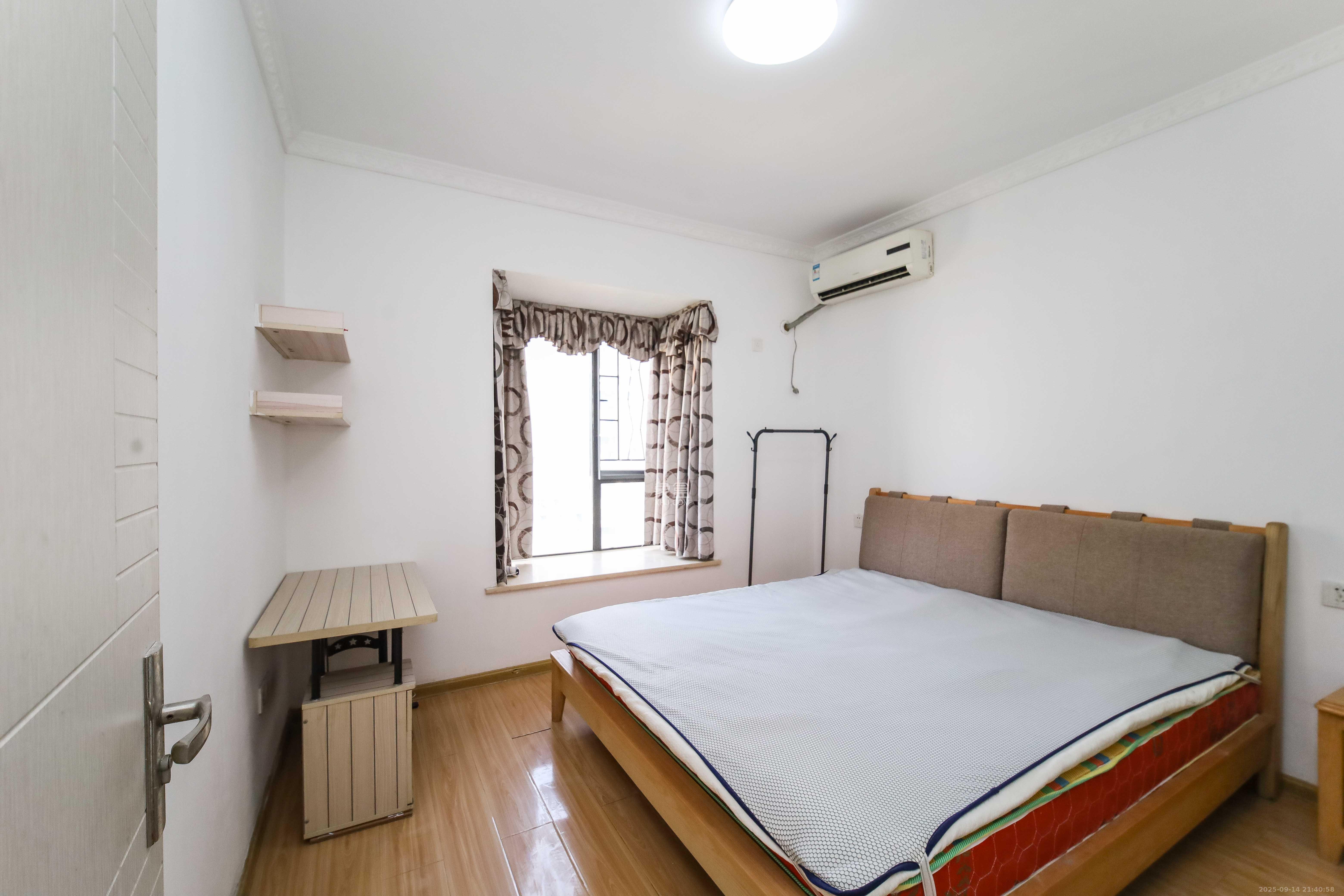 鸿基橄榄君庭  4室2厅2卫    96.0万 鸿基橄榄君庭  4室2厅2卫    96.0万卧室