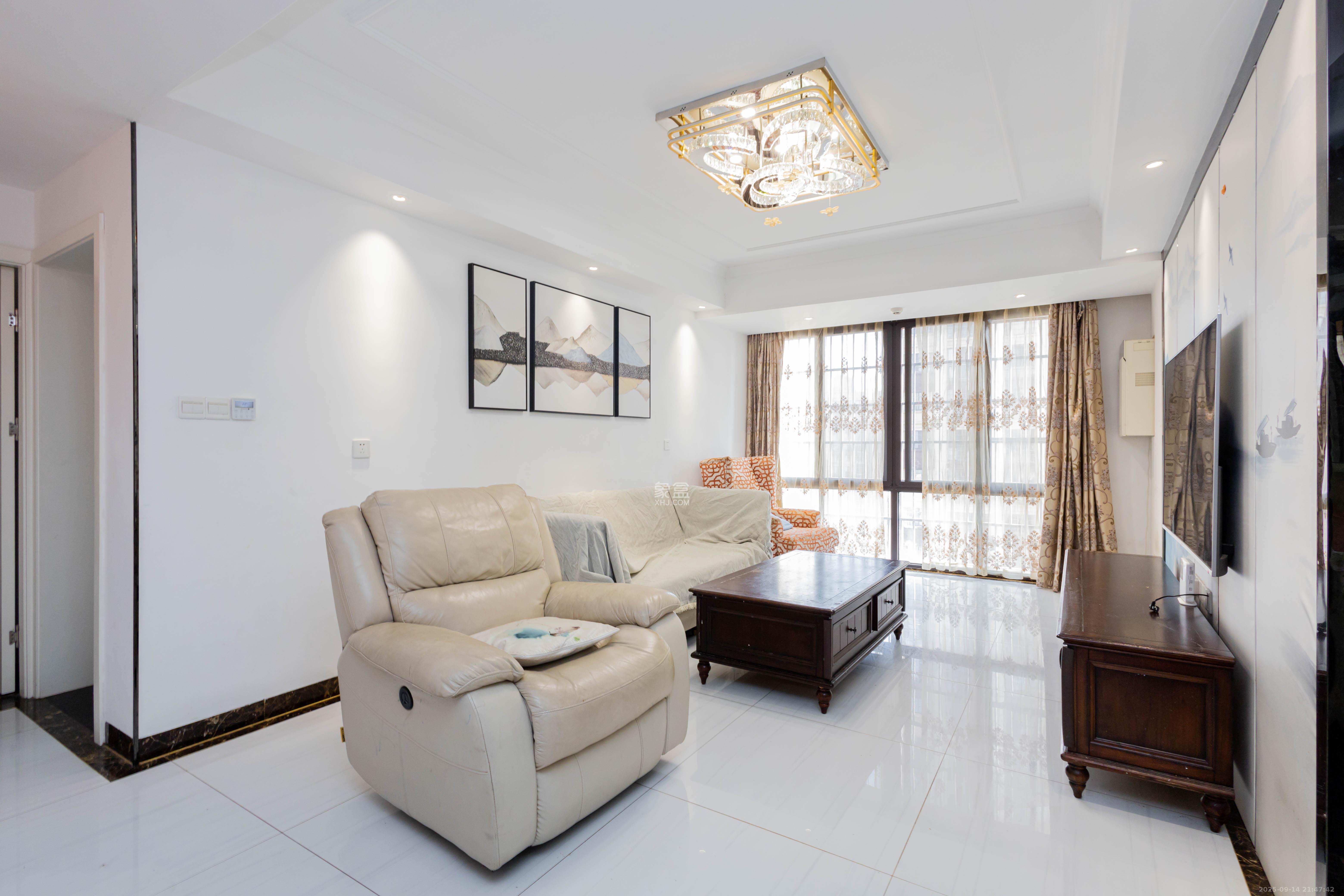 东方美地  3室2厅1卫    69.8万 东方美地  3室2厅1卫    69.8万客厅