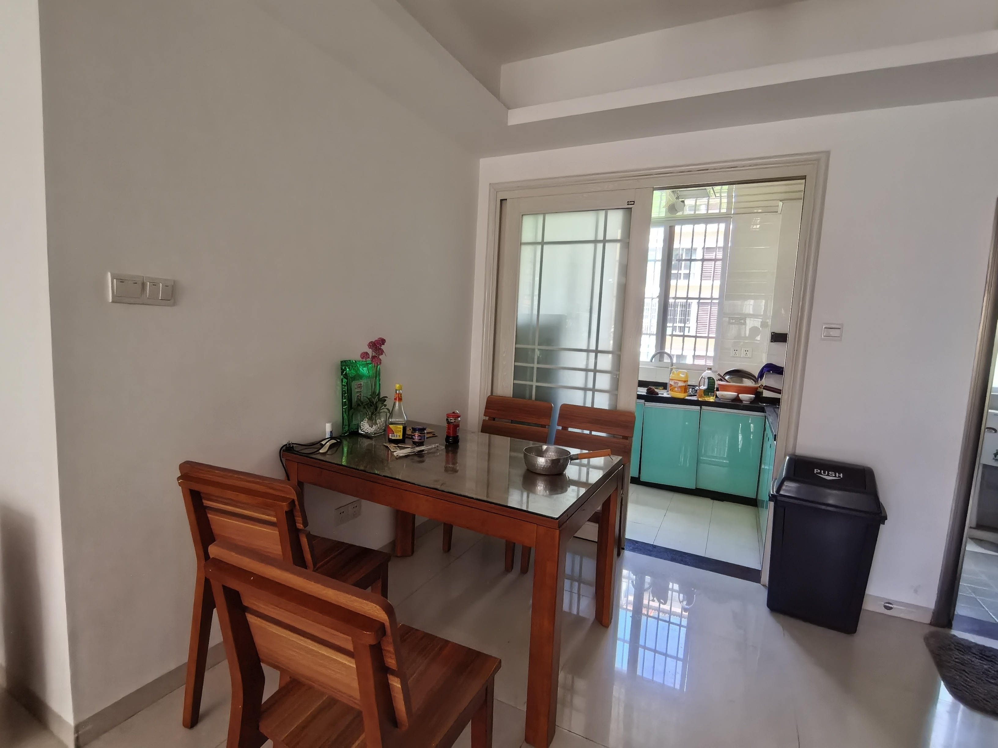 天上人间 3室2厅1卫 2600.0元/月 天上人间 3室2厅1卫 2600.0元/月室内图