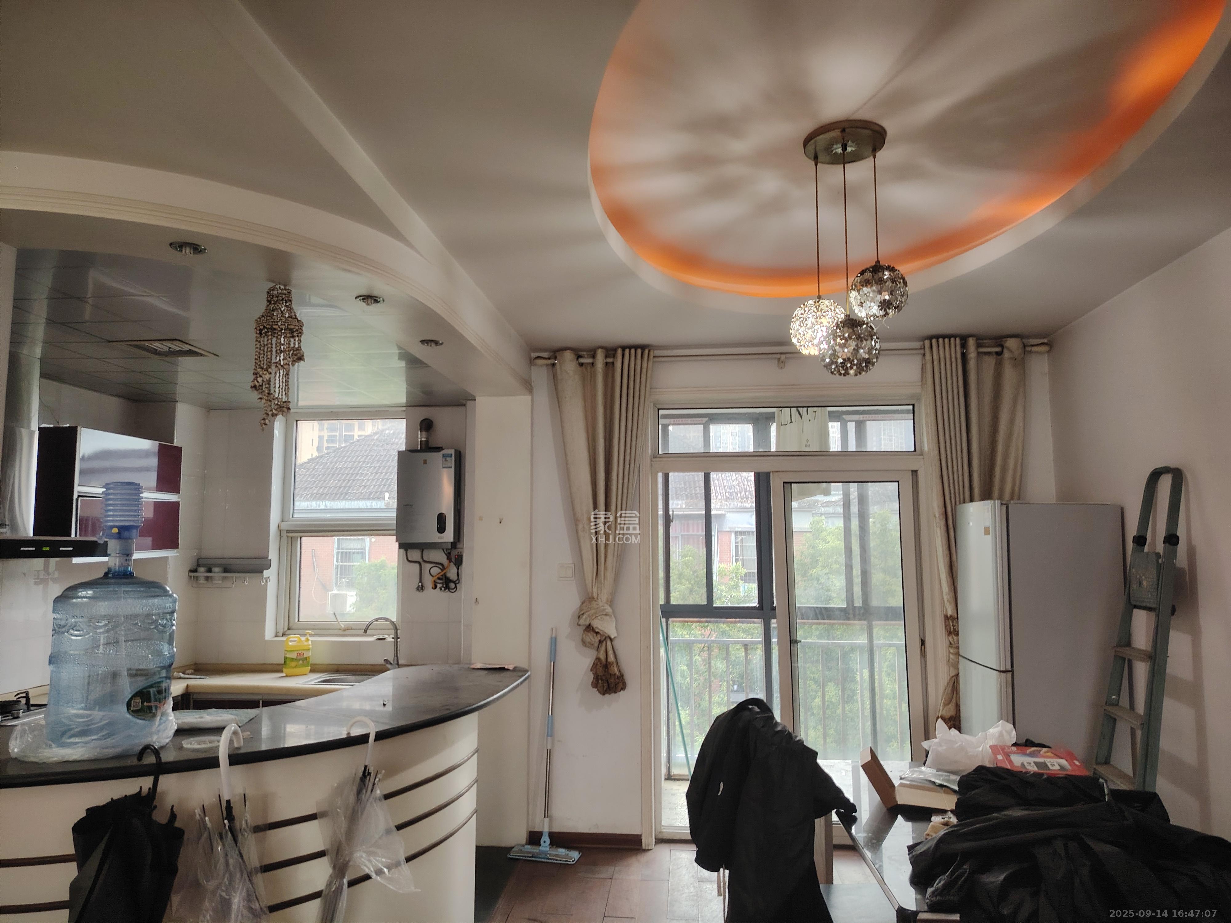 山水湾  1室2厅2卫    1350.0元/月室内图