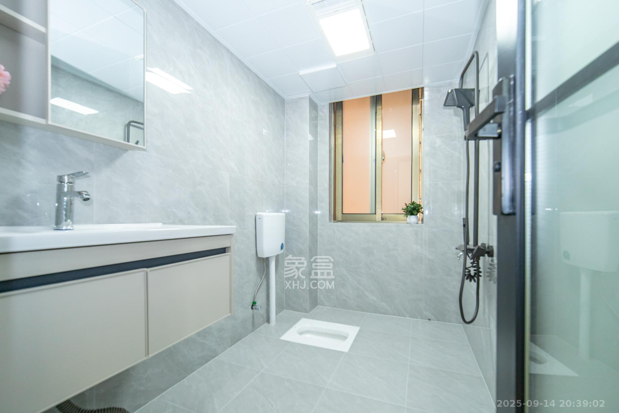 卧龙居国际村  4室2厅2卫    68.0万卫生间