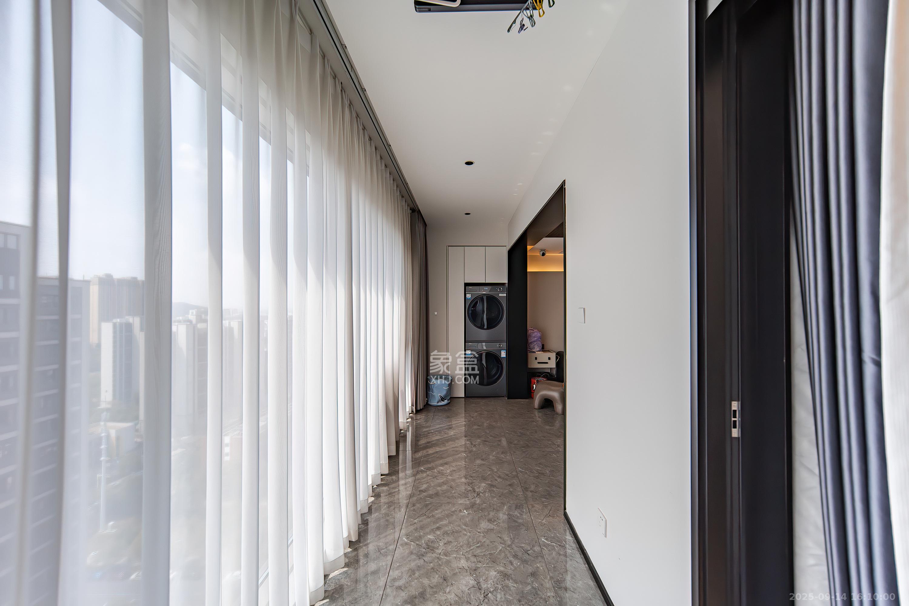 中海阅麓山一期 4室2厅2卫 235.0万 中海阅麓山一期 4室2厅2卫 235.0万阳台