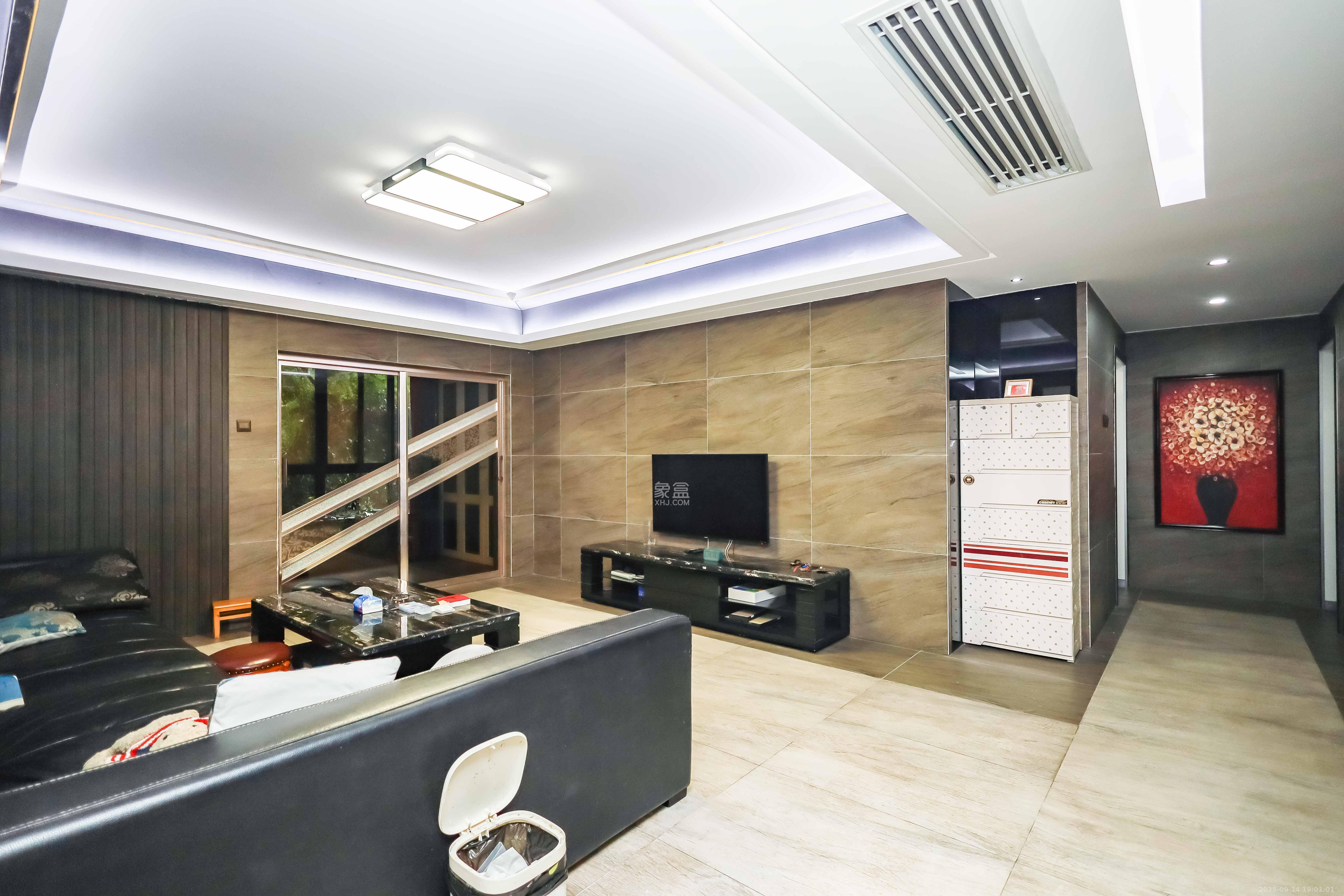 长房时代城  1室2厅2卫    171.6万客厅