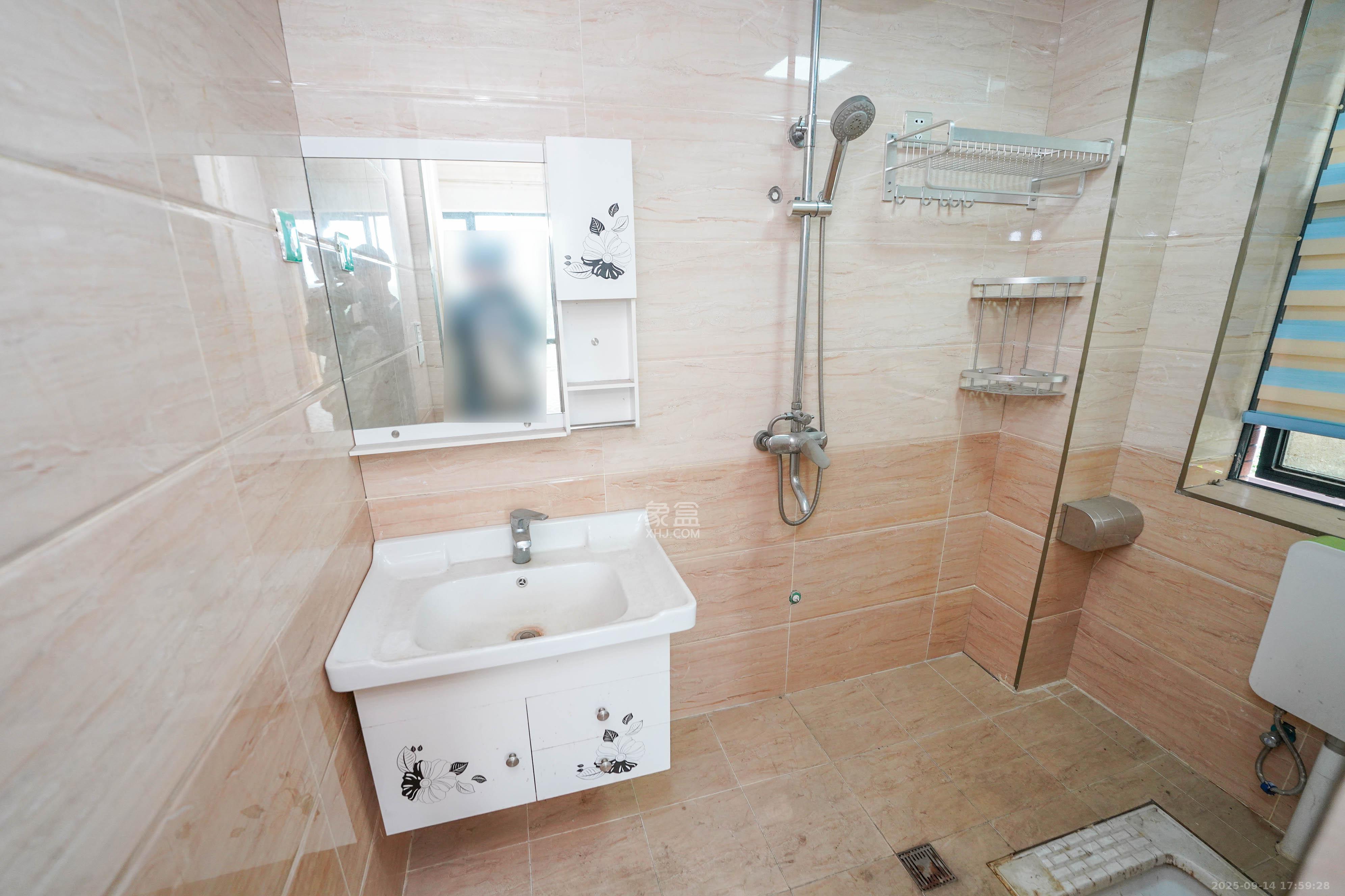 金谷豪庭 4室2厅2卫 69.8万 金谷豪庭 4室2厅2卫 69.8万卫生间