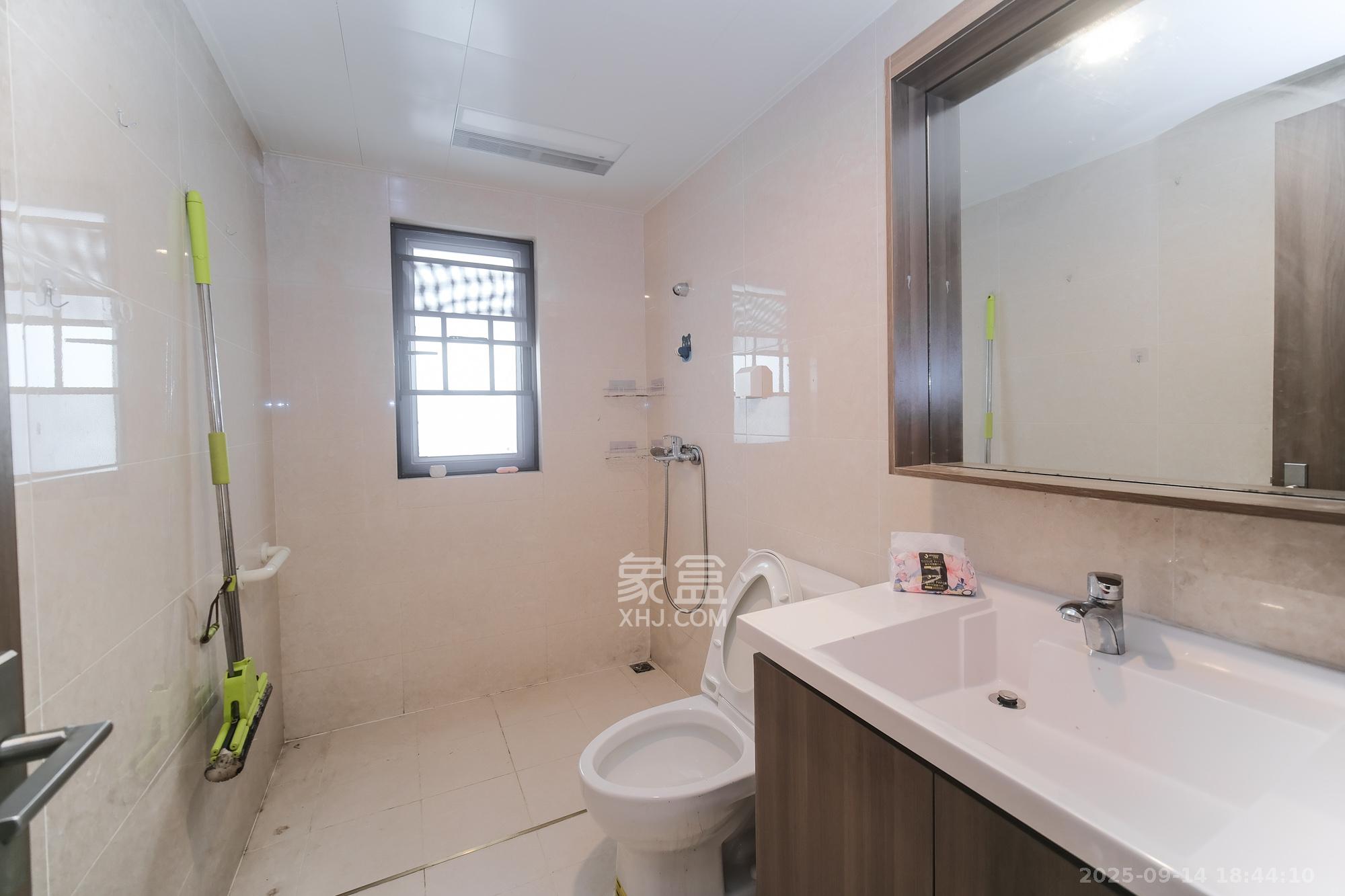 保利香槟国际 4室2厅2卫 100.0万 保利香槟国际 4室2厅2卫 100.0万卫生间