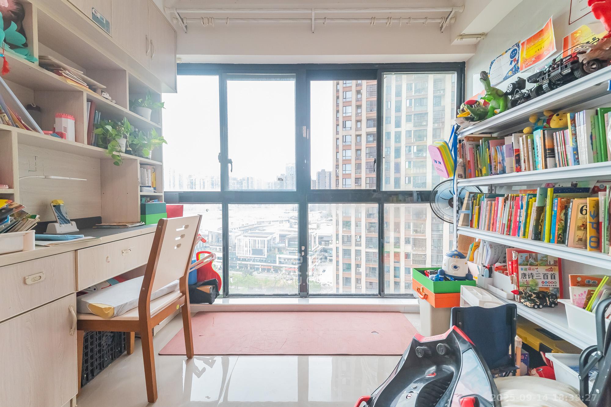 国泰九龙湾 3室2厅1卫 65.0万 国泰九龙湾 3室2厅1卫 65.0万阳台