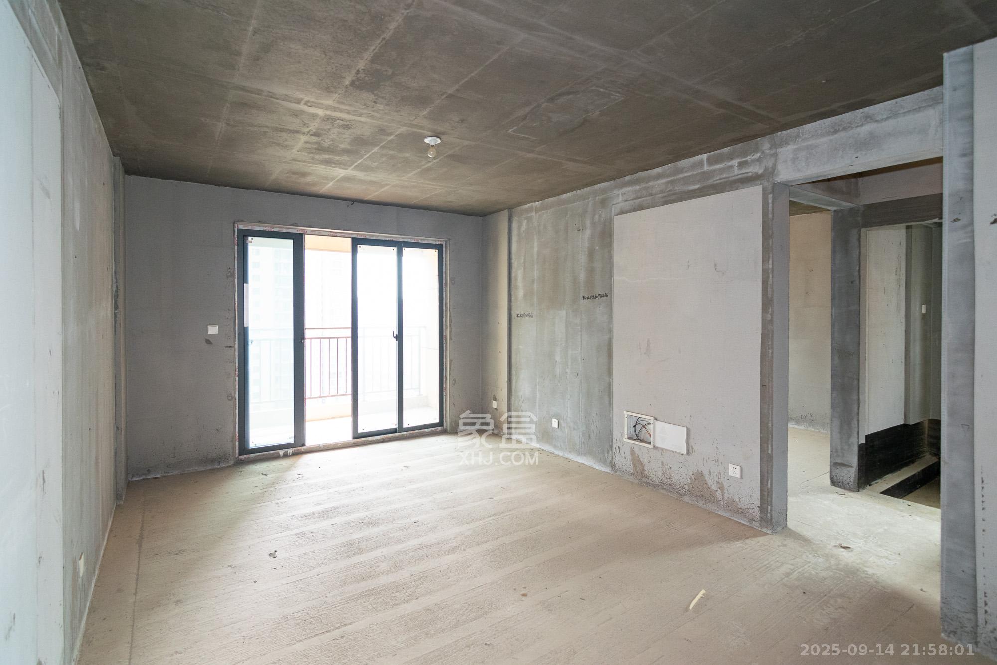 澳海望洲府  4室2厅2卫    82.0万客厅