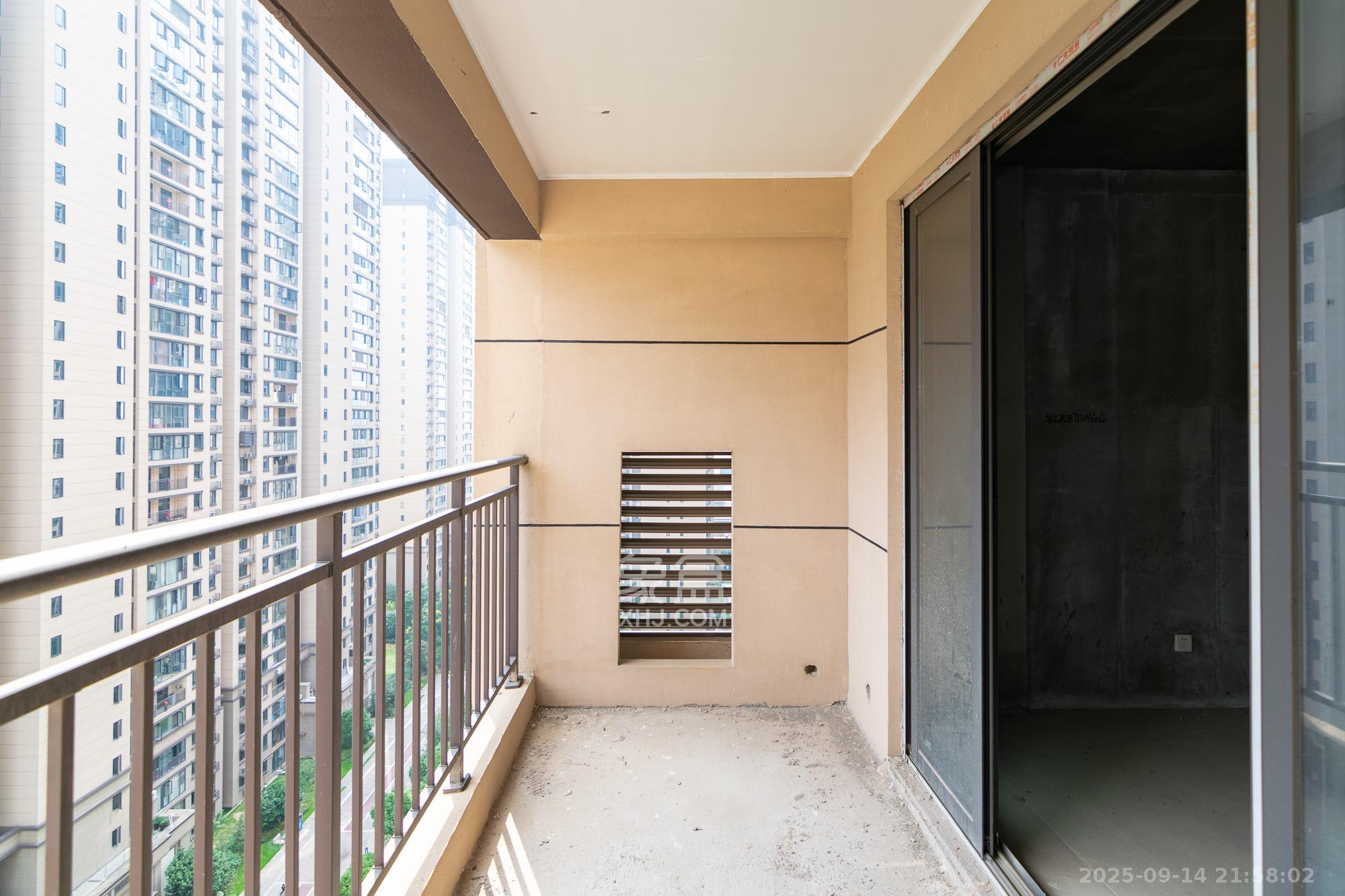 澳海望洲府  4室2厅2卫    82.0万阳台