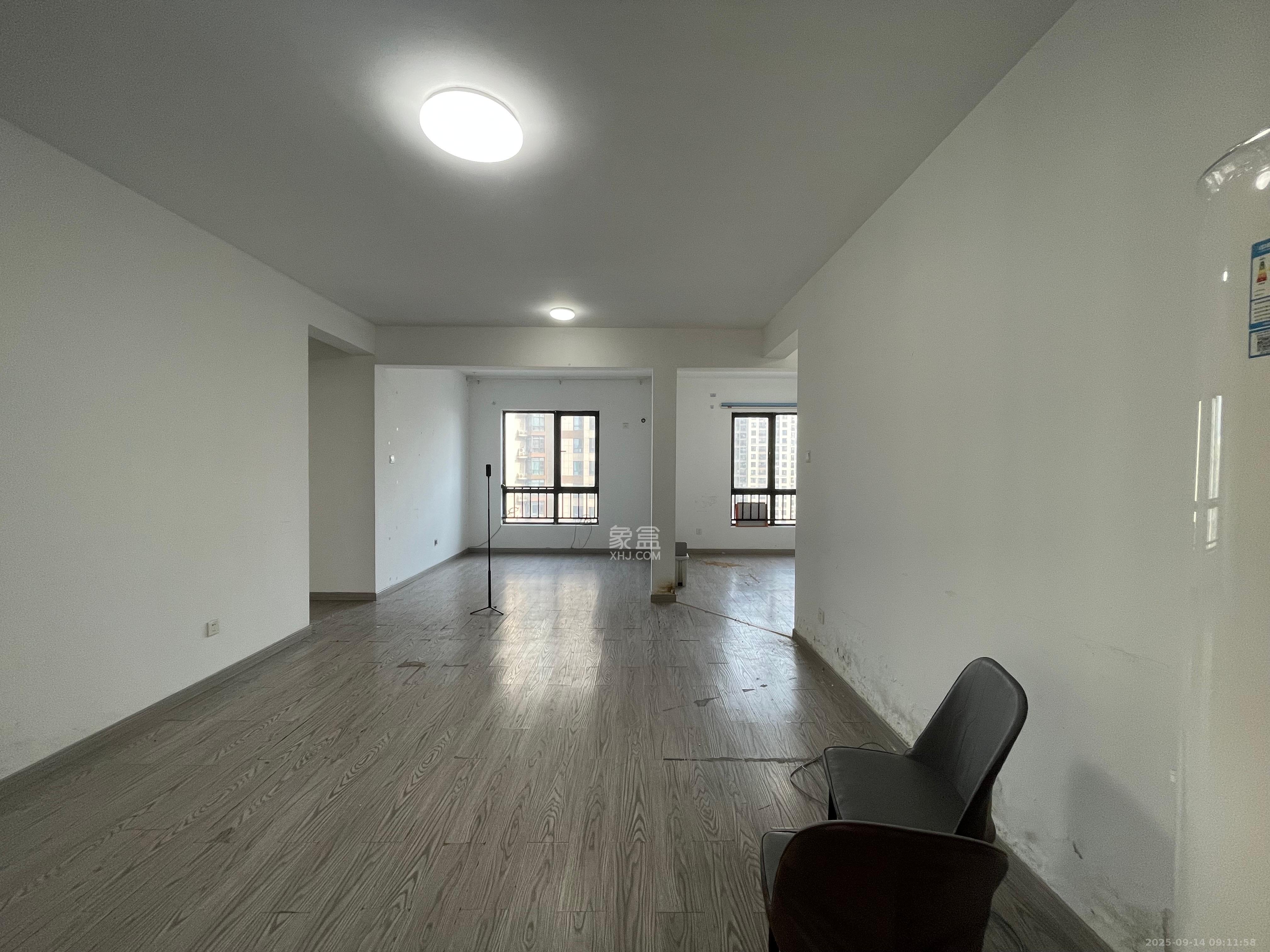 达美D6区  4室2厅2卫    3000.0元/月室内图