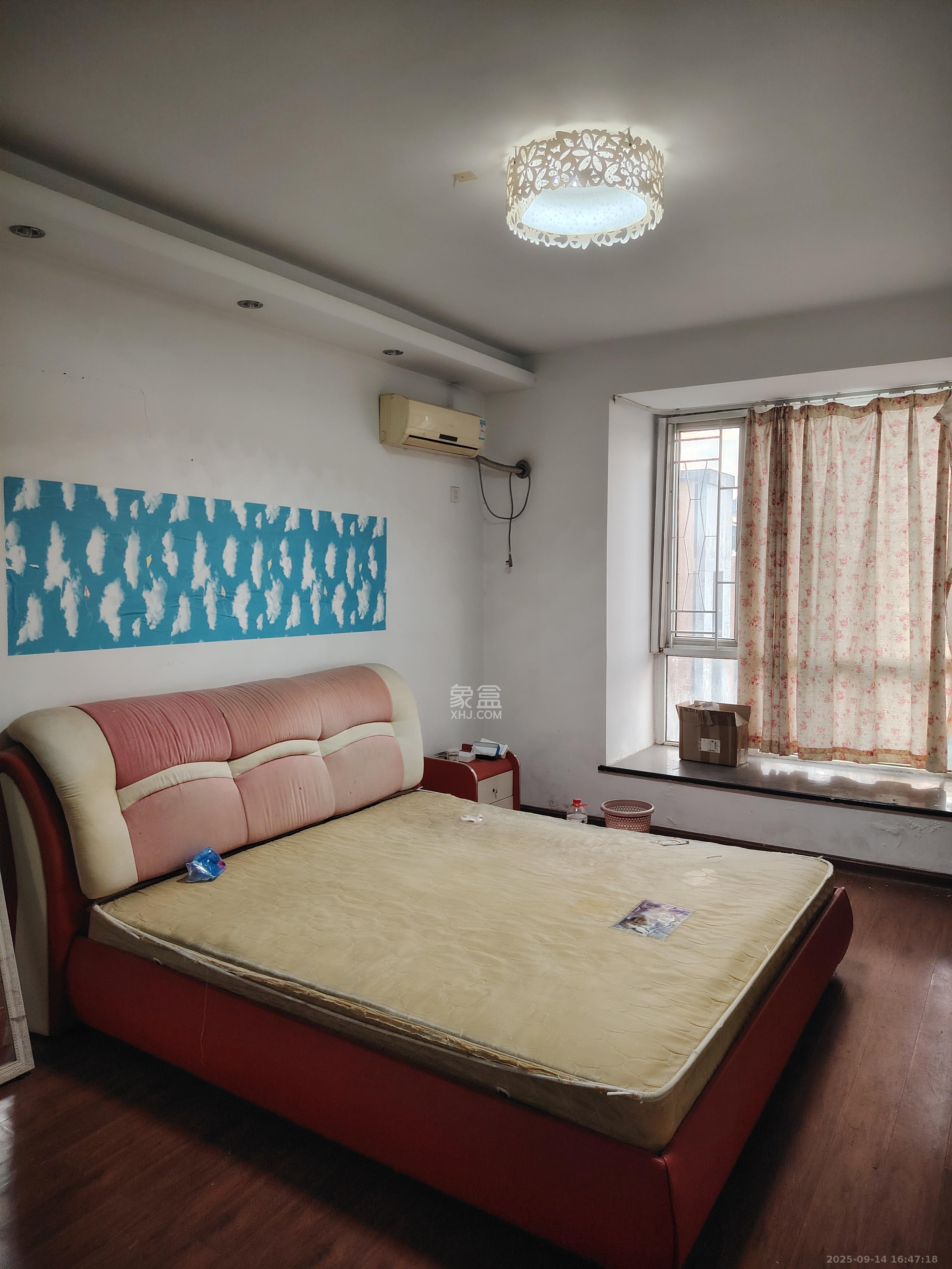 山水湾  1室2厅2卫    1350.0元/月室内图