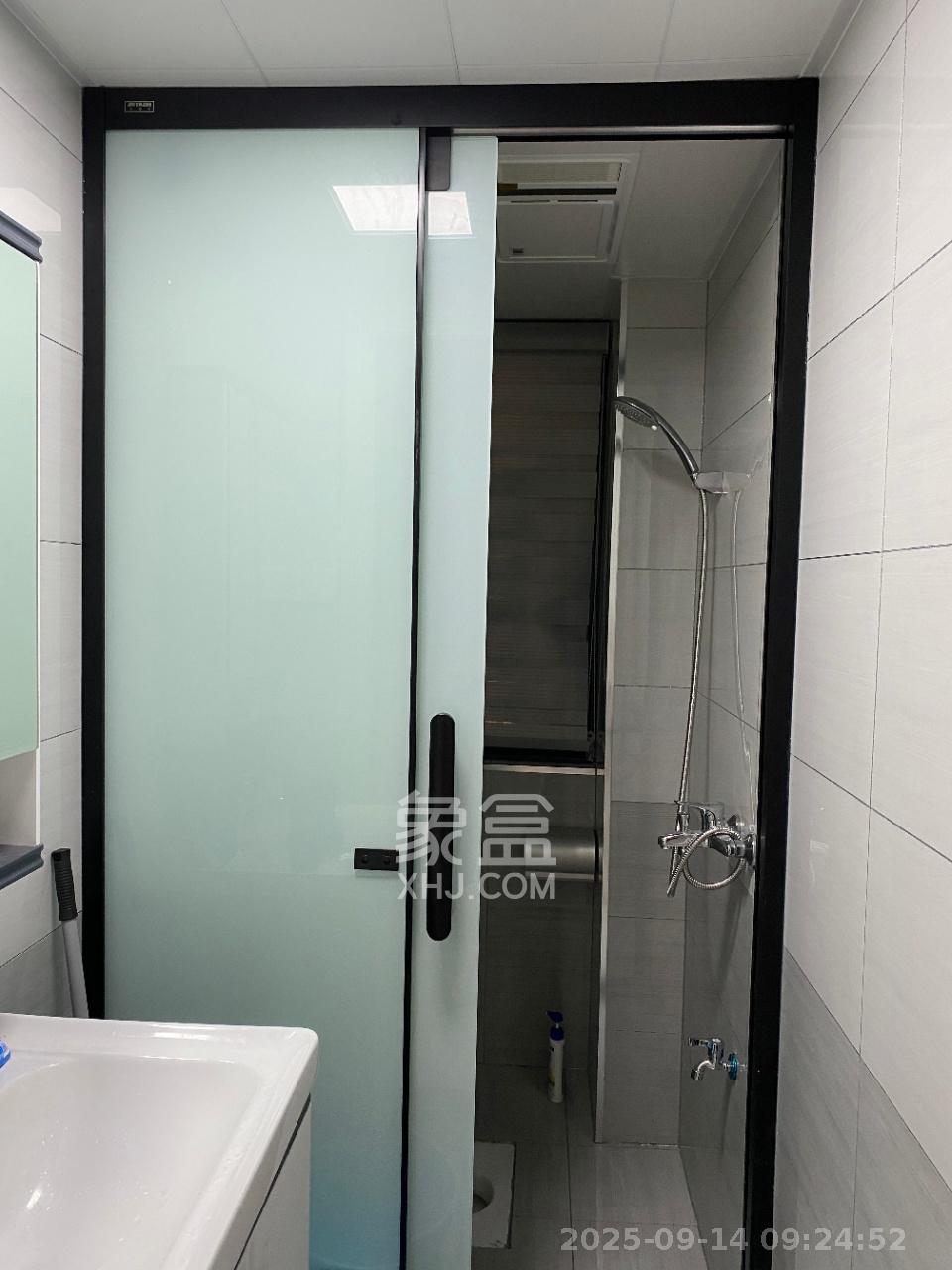 金轮星光名座  2室2厅1卫    2100.0元/月室内图