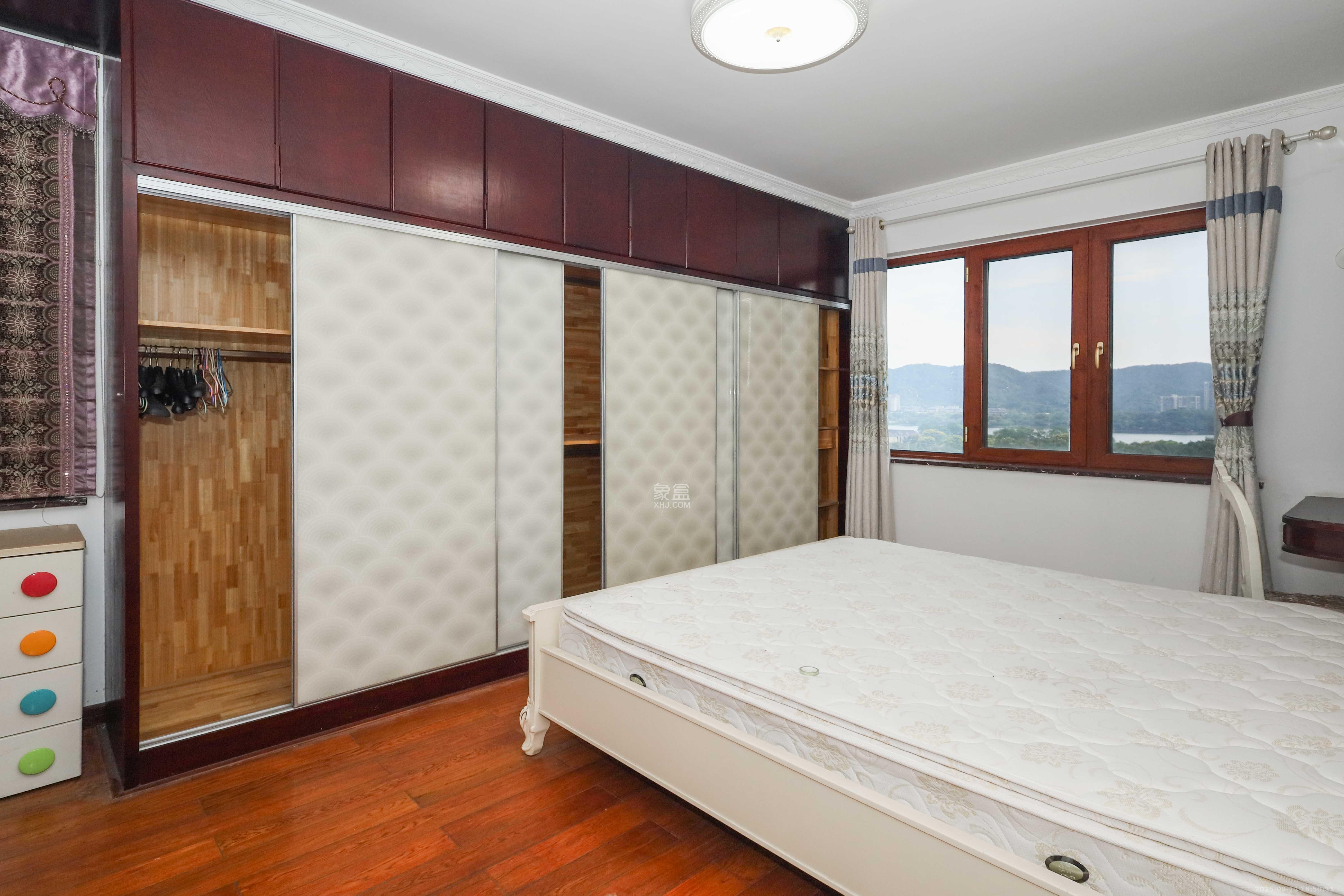 和泓梅溪四季 4室2厅2卫 180.0万 和泓梅溪四季 4室2厅2卫 180.0万卧室