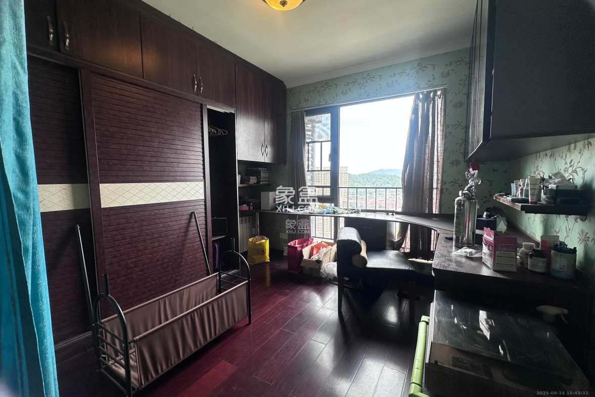 中海国际一期  3室2厅2卫    2400.0元/月 中海国际一期  3室2厅2卫    2400.0元/月室内图