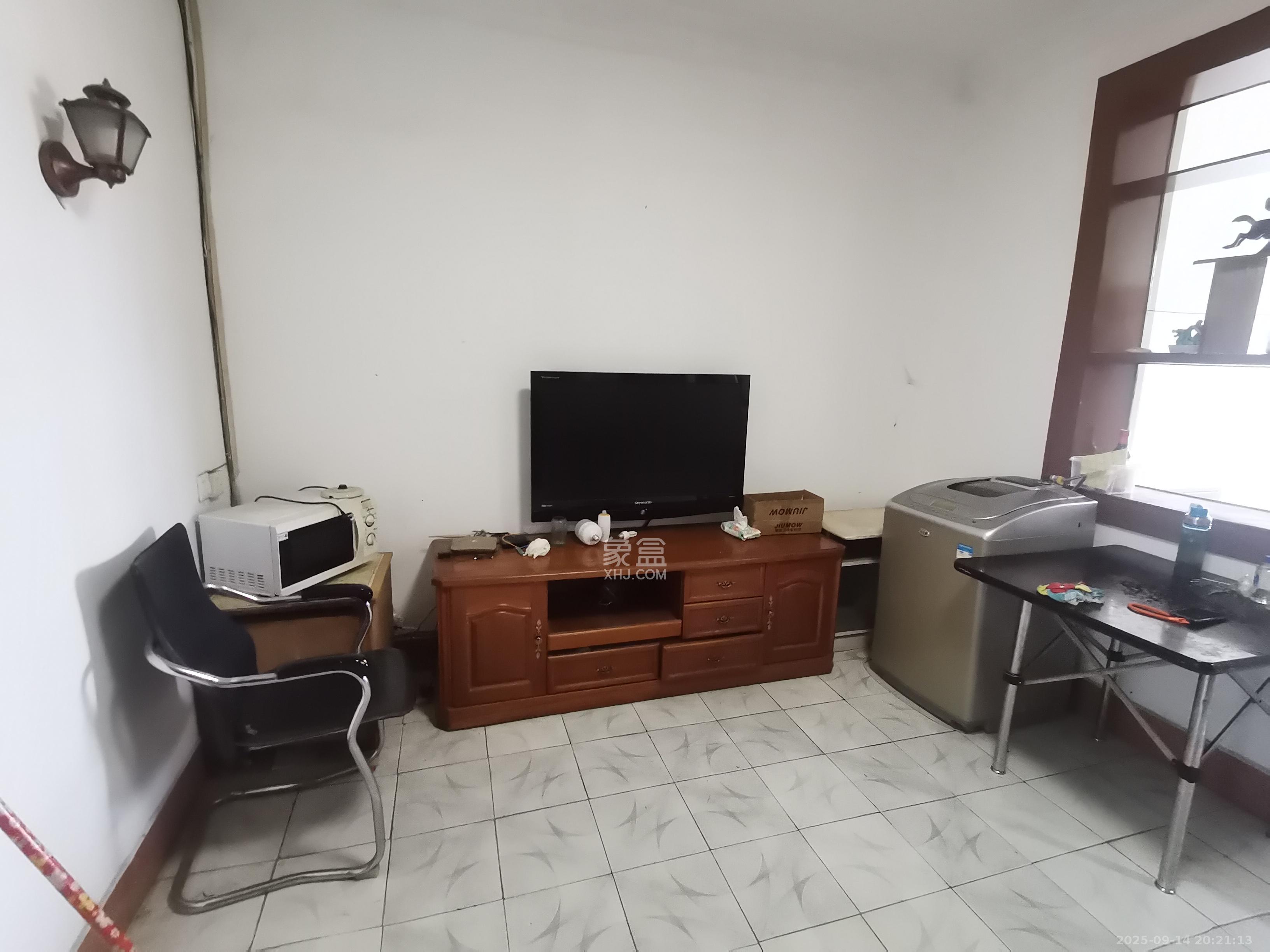 化油器厂宿舍 2室2厅1卫 1400.0元/月 化油器厂宿舍 2室2厅1卫 1400.0元/月室内图