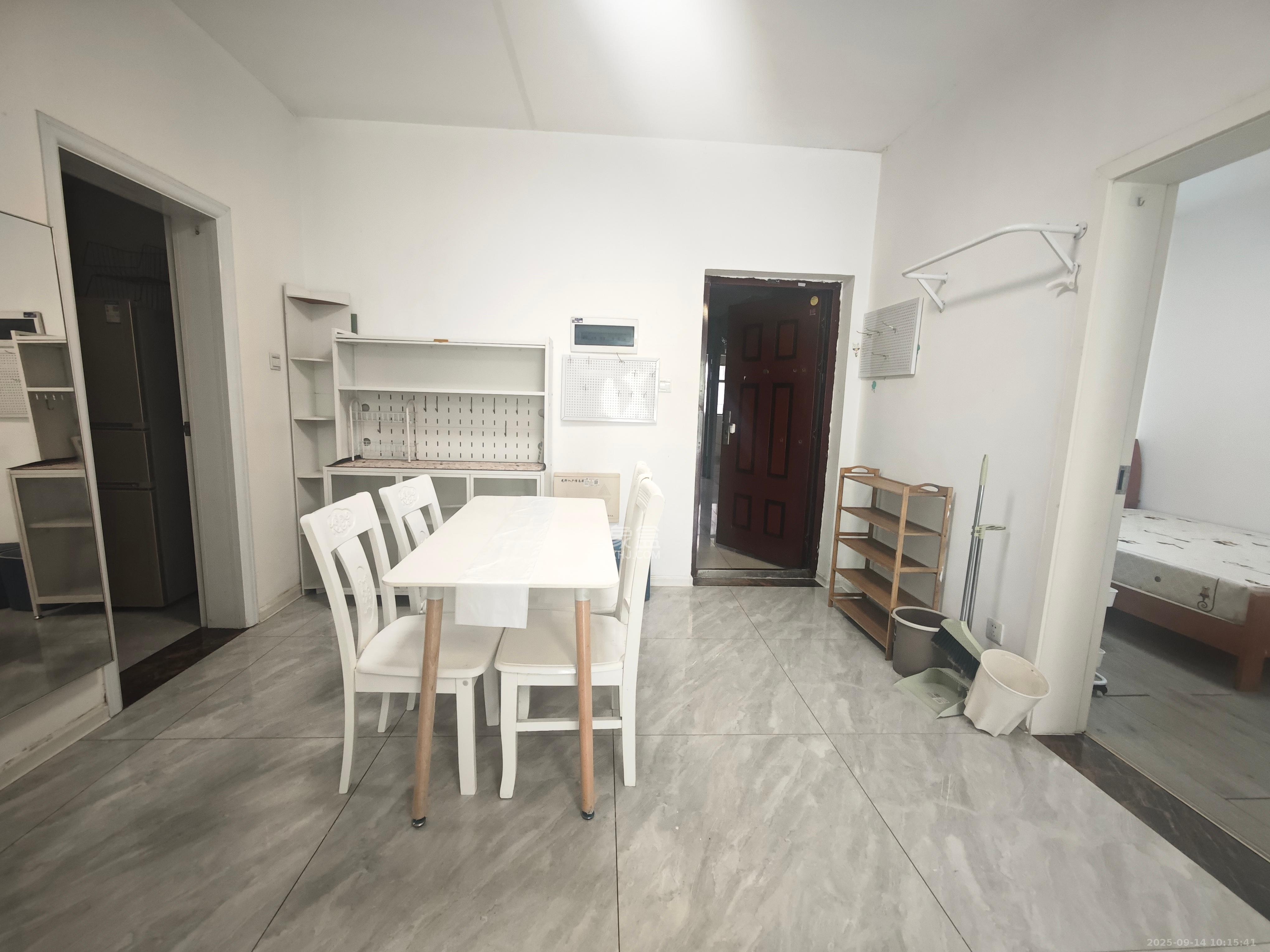 洋湖时代  3室2厅1卫    1900.0元/月室内图