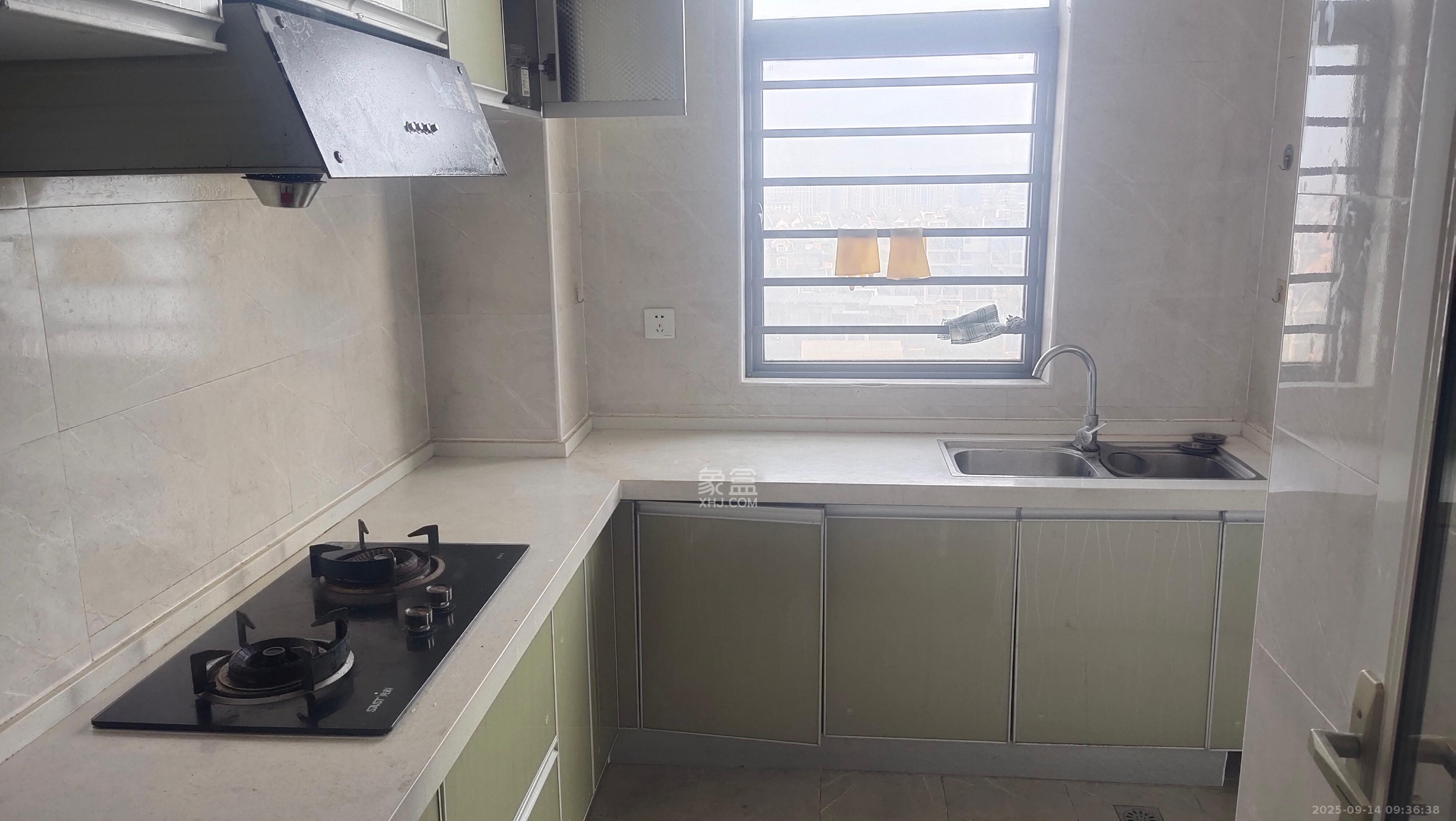 和美星城  3室2厅2卫    2200.0元/月 和美星城  3室2厅2卫    2200.0元/月室内图