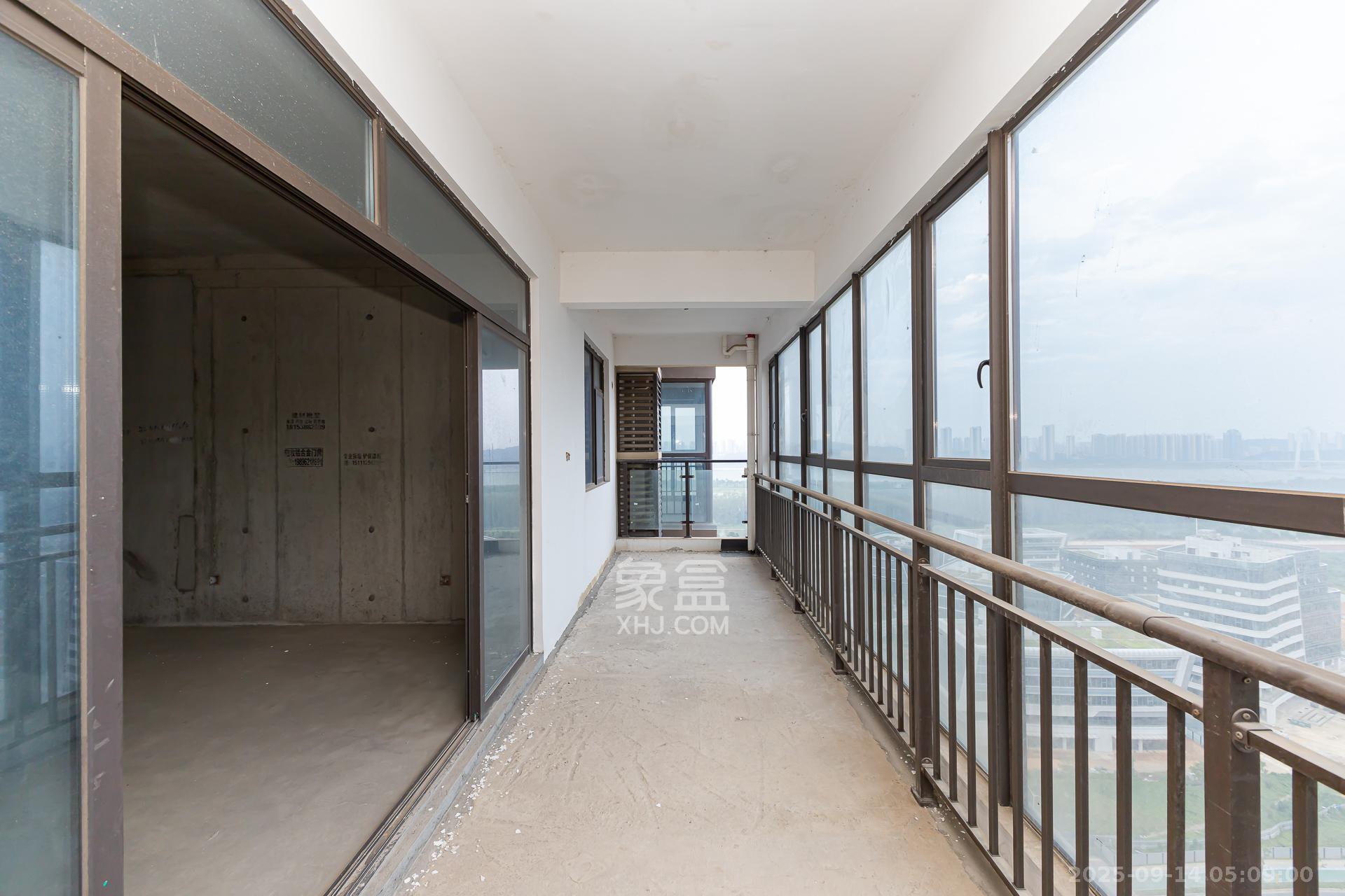 润和湘江天地AB区  4室2厅2卫    210.0万阳台