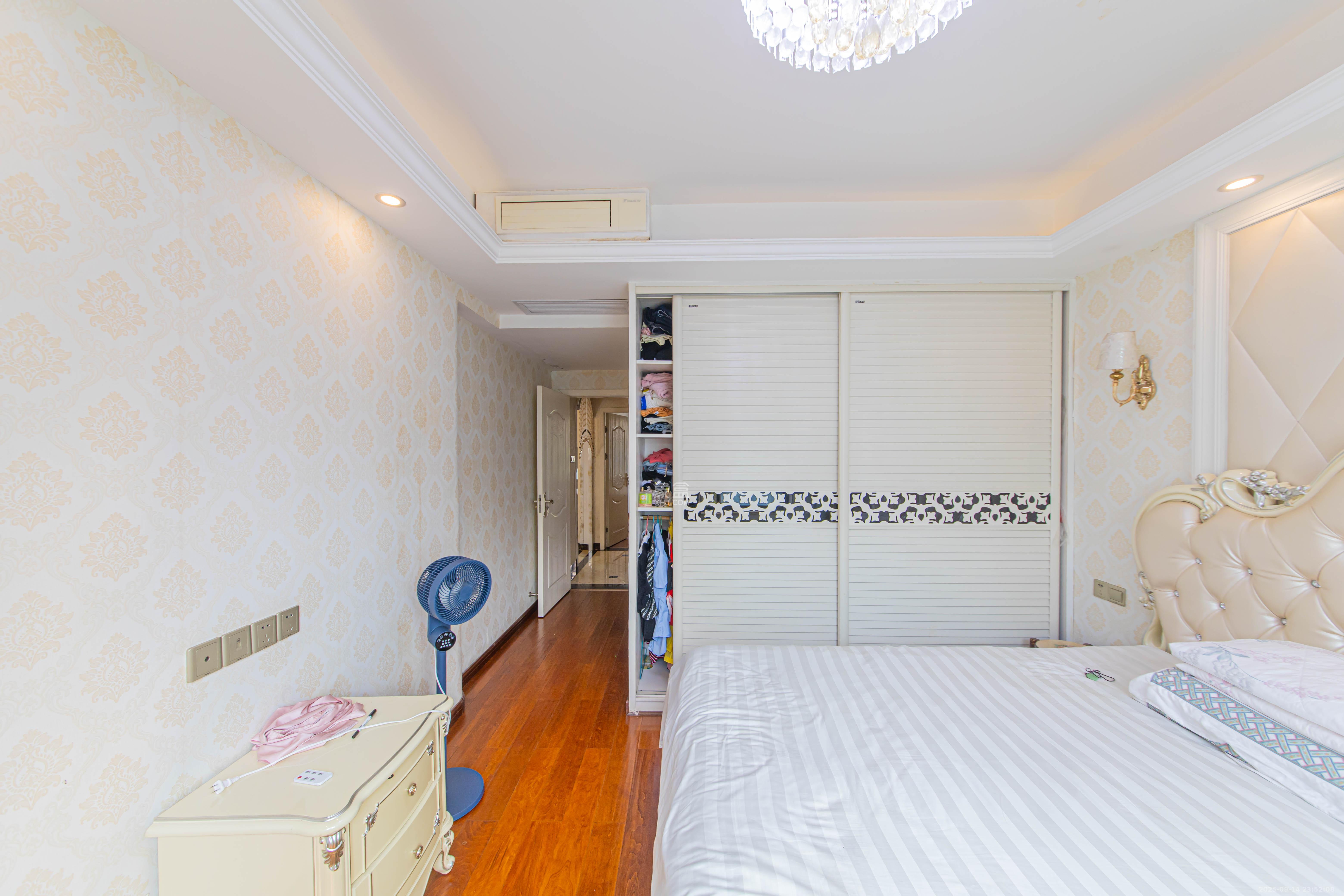 北辰中央公园A区 4室2厅1卫 130.8万 北辰中央公园A区 4室2厅1卫 130.8万卧室