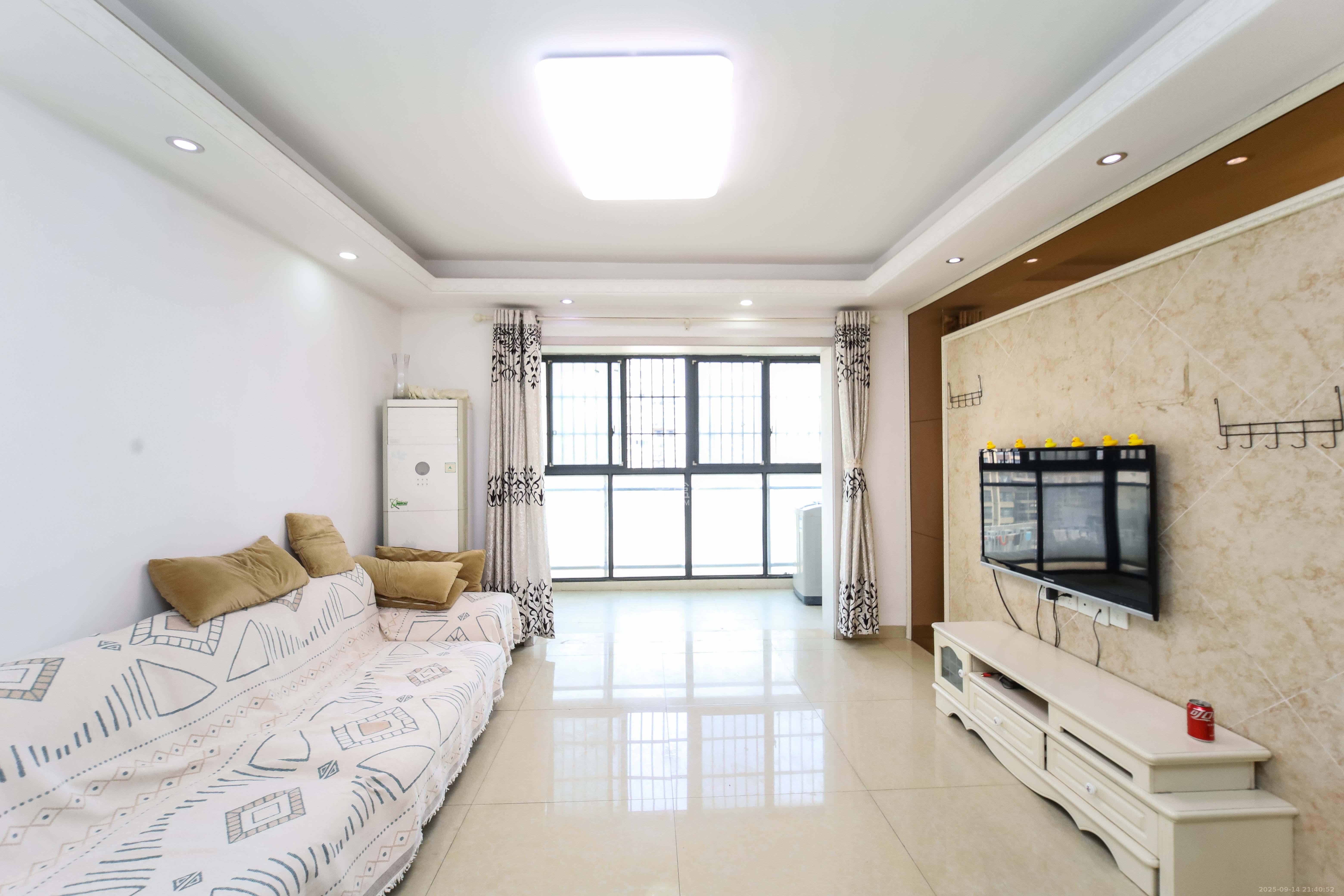 鸿基橄榄君庭  4室2厅2卫    96.0万 鸿基橄榄君庭  4室2厅2卫    96.0万客厅