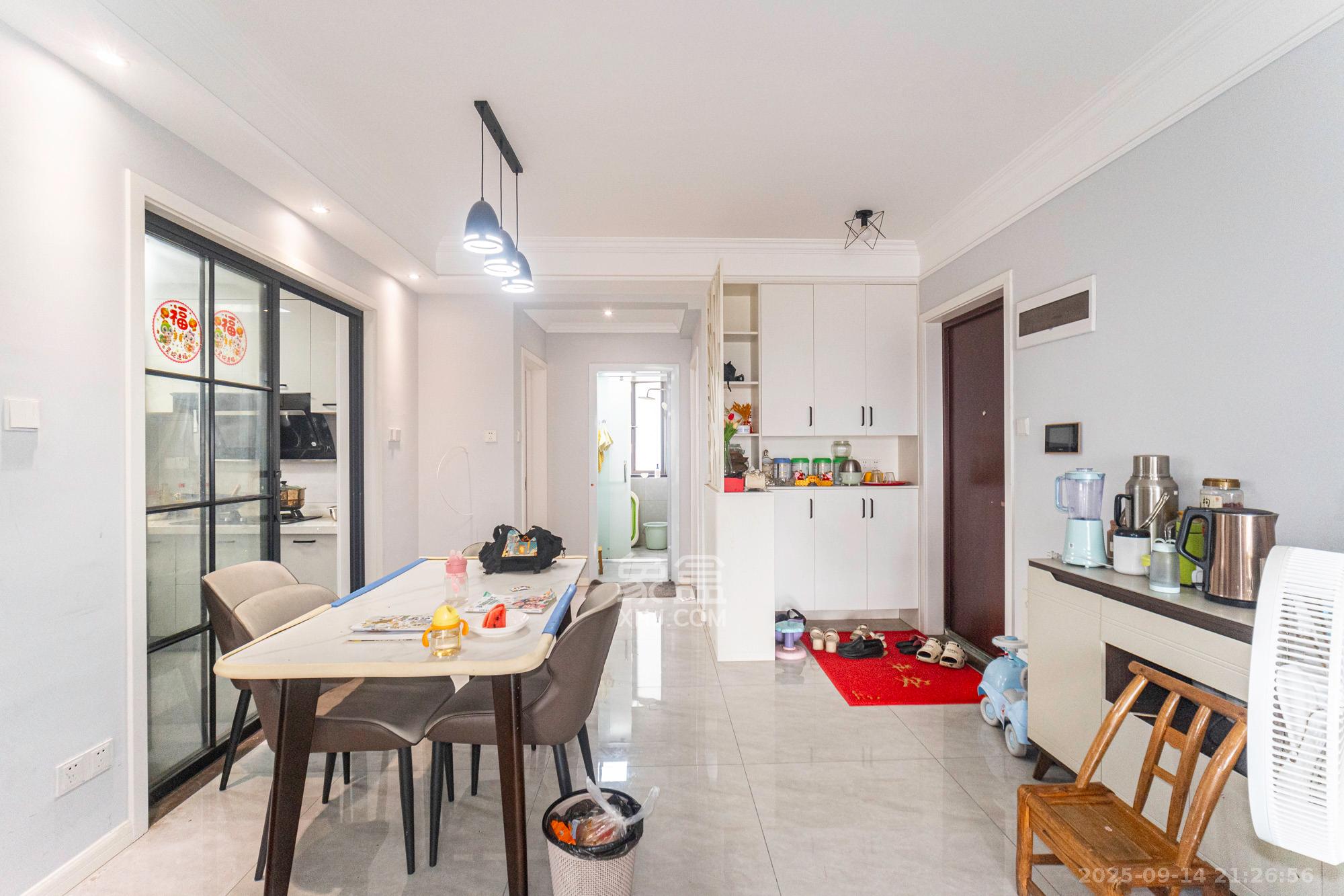 华远海蓝郡  3室2厅2卫    79.0万客厅