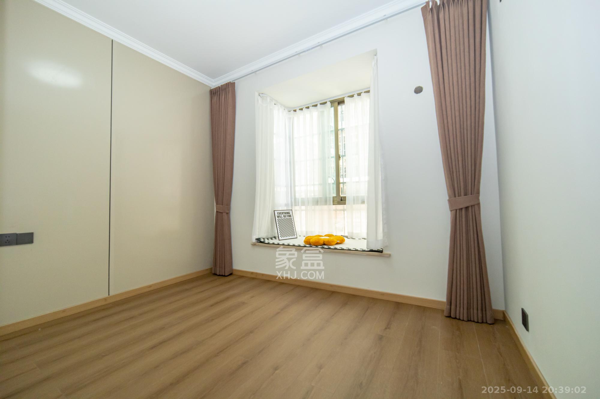 卧龙居国际村  4室2厅2卫    68.0万卧室