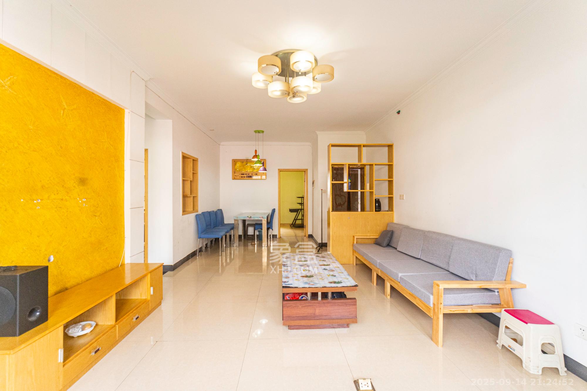 紫东苑(星沙) 2室2厅1卫 52.8万 紫东苑(星沙) 2室2厅1卫 52.8万客厅