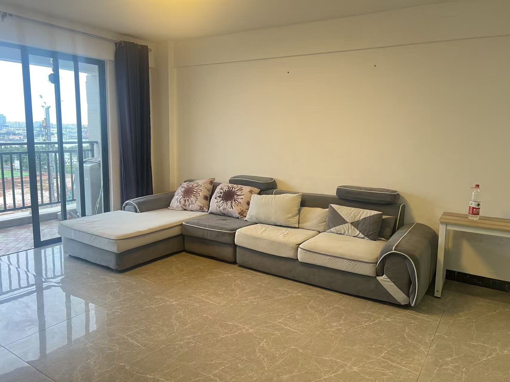 秀山观海苑  2室2厅1卫    115.0万 秀山观海苑  2室2厅1卫    115.0万客厅