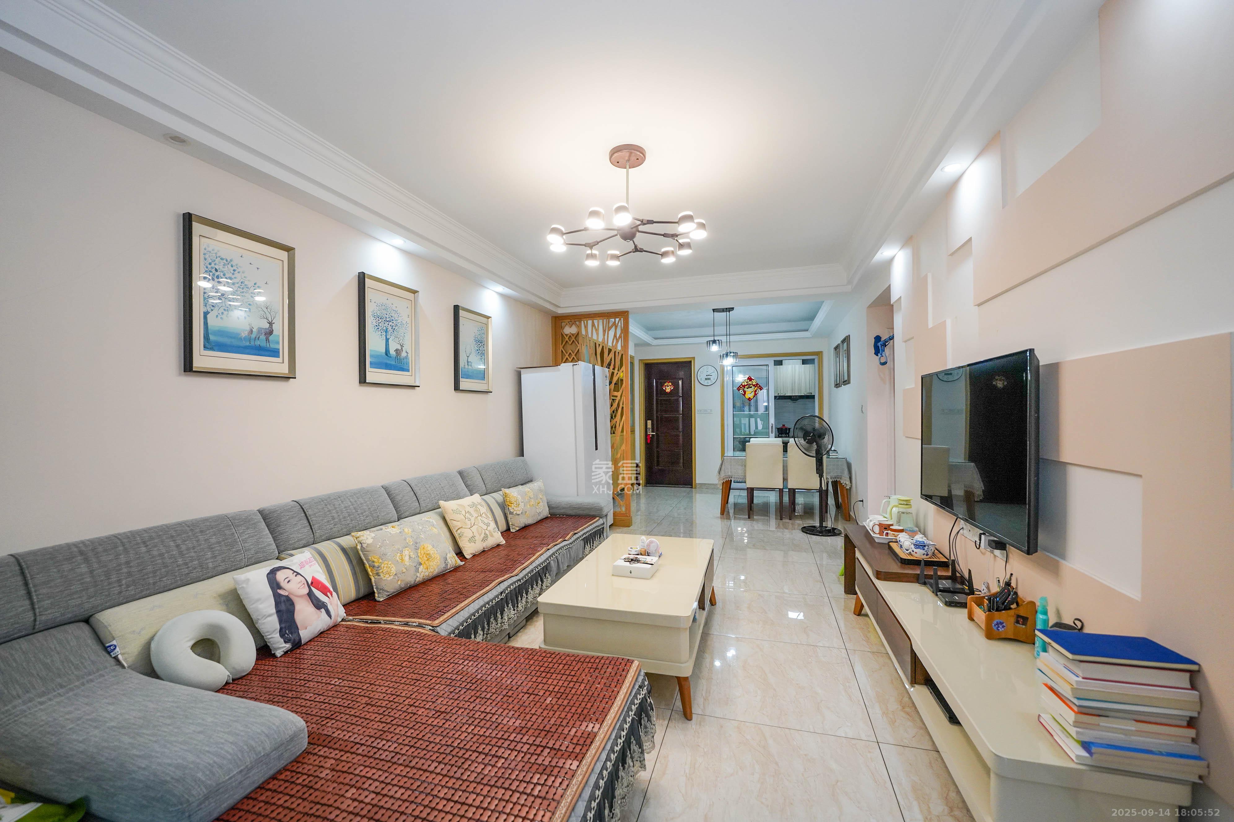 汇金城/嘉华城（二期、三期）  3室2厅2卫    110.0万客厅