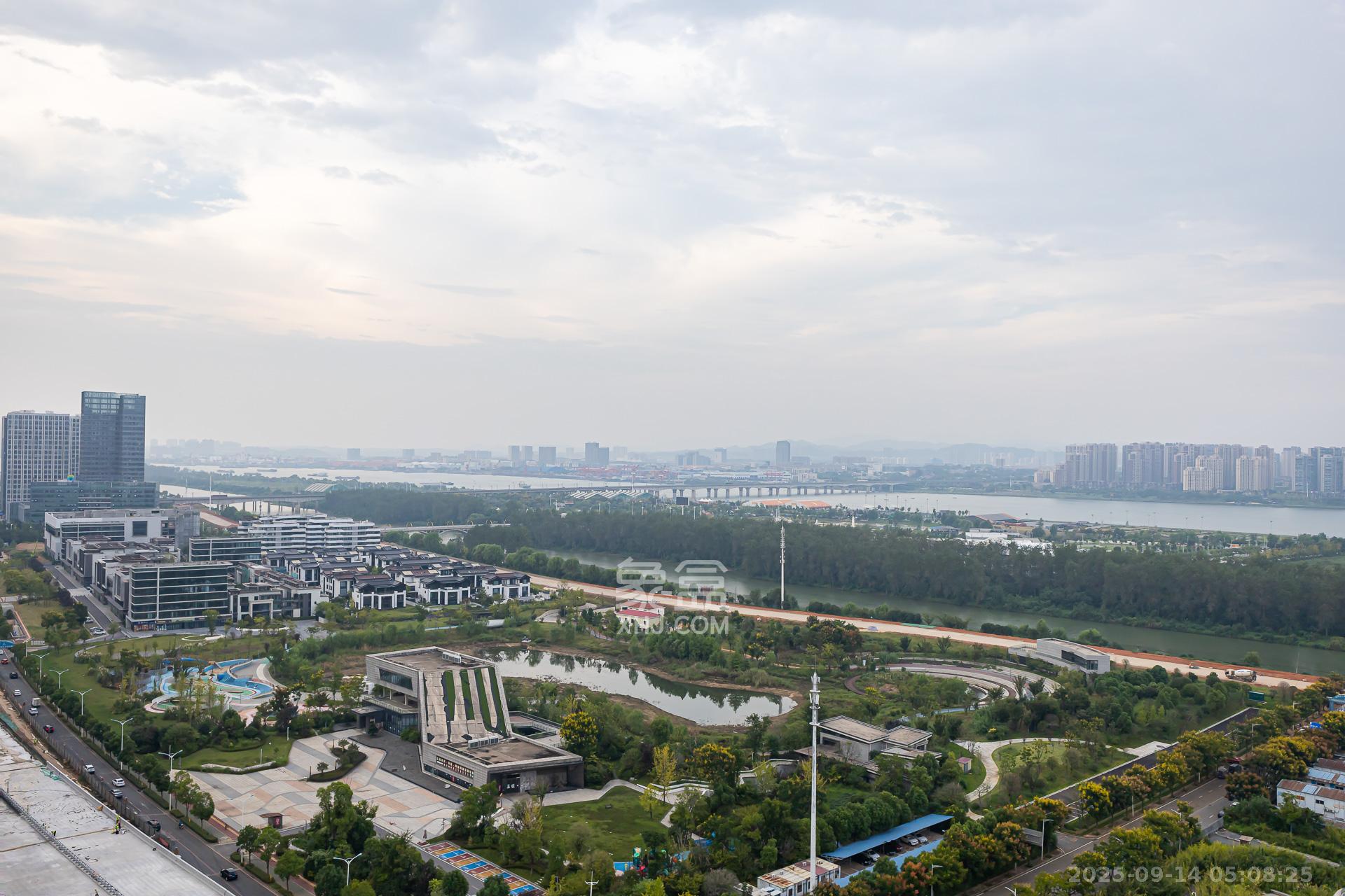 润和湘江天地AB区  4室2厅2卫    210.0万客厅