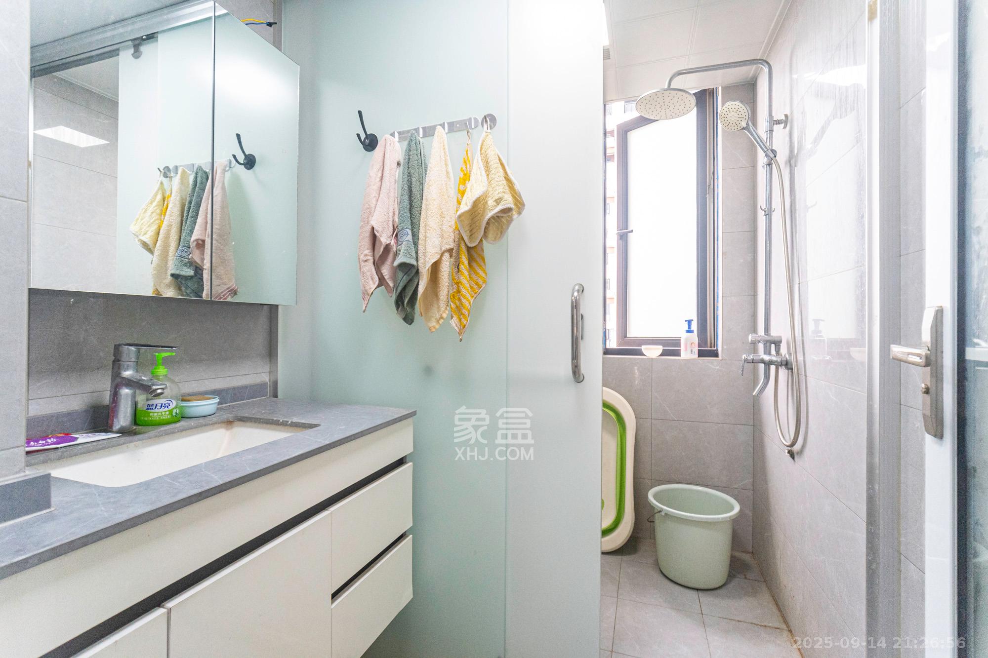 华远海蓝郡  3室2厅2卫    79.0万卫生间