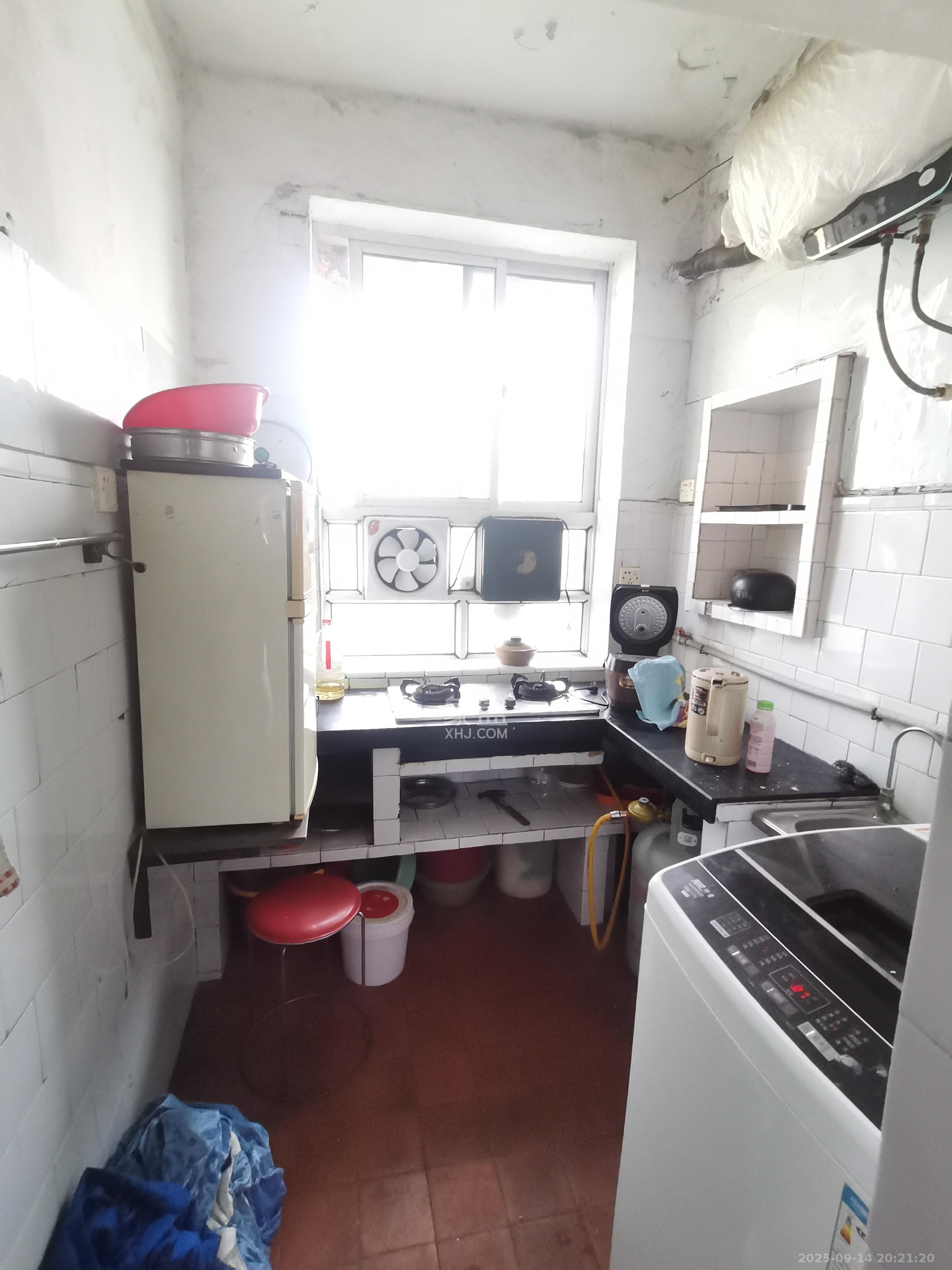 化油器厂宿舍 2室2厅1卫 1400.0元/月 化油器厂宿舍 2室2厅1卫 1400.0元/月室内图