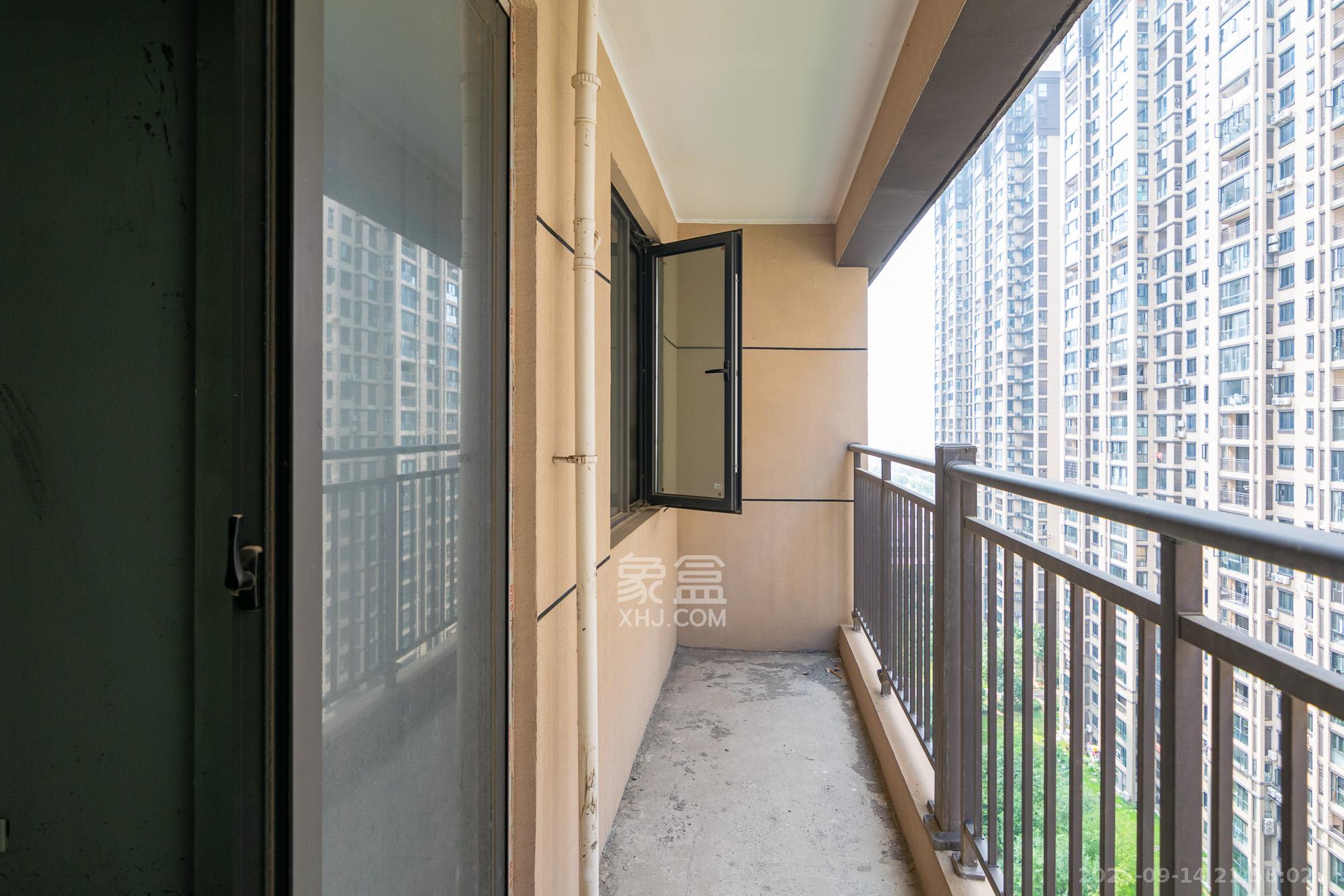 澳海望洲府  4室2厅2卫    82.0万阳台