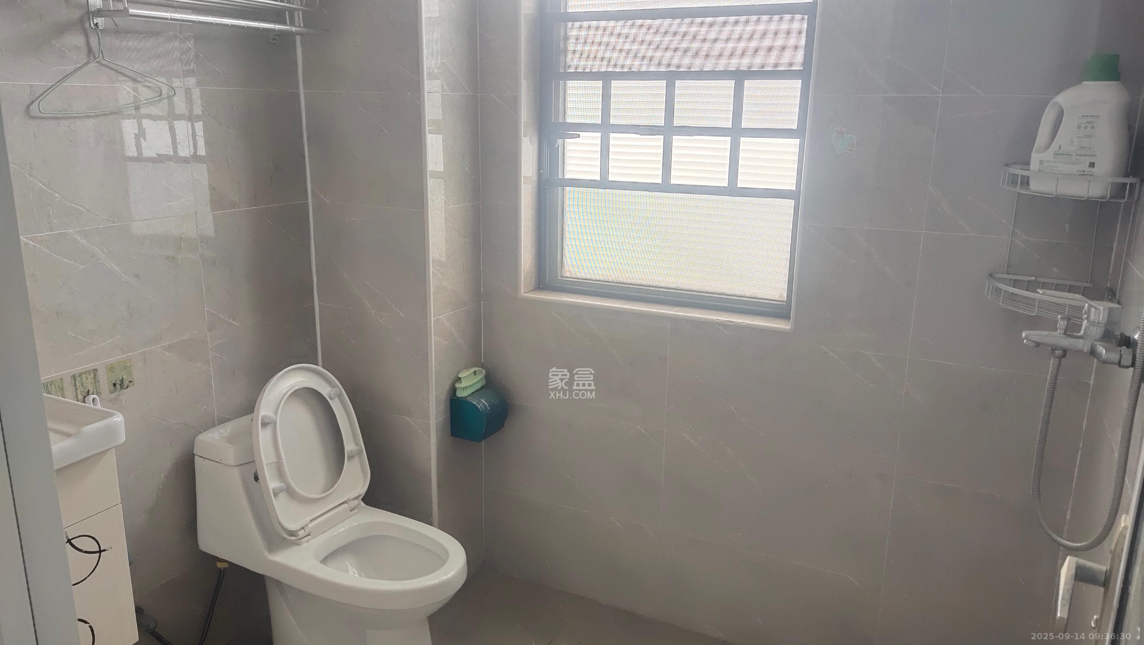 和美星城  3室2厅2卫    2200.0元/月 和美星城  3室2厅2卫    2200.0元/月室内图