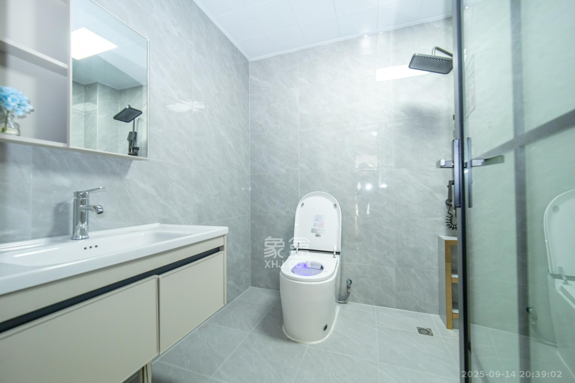 卧龙居国际村  4室2厅2卫    68.0万卫生间