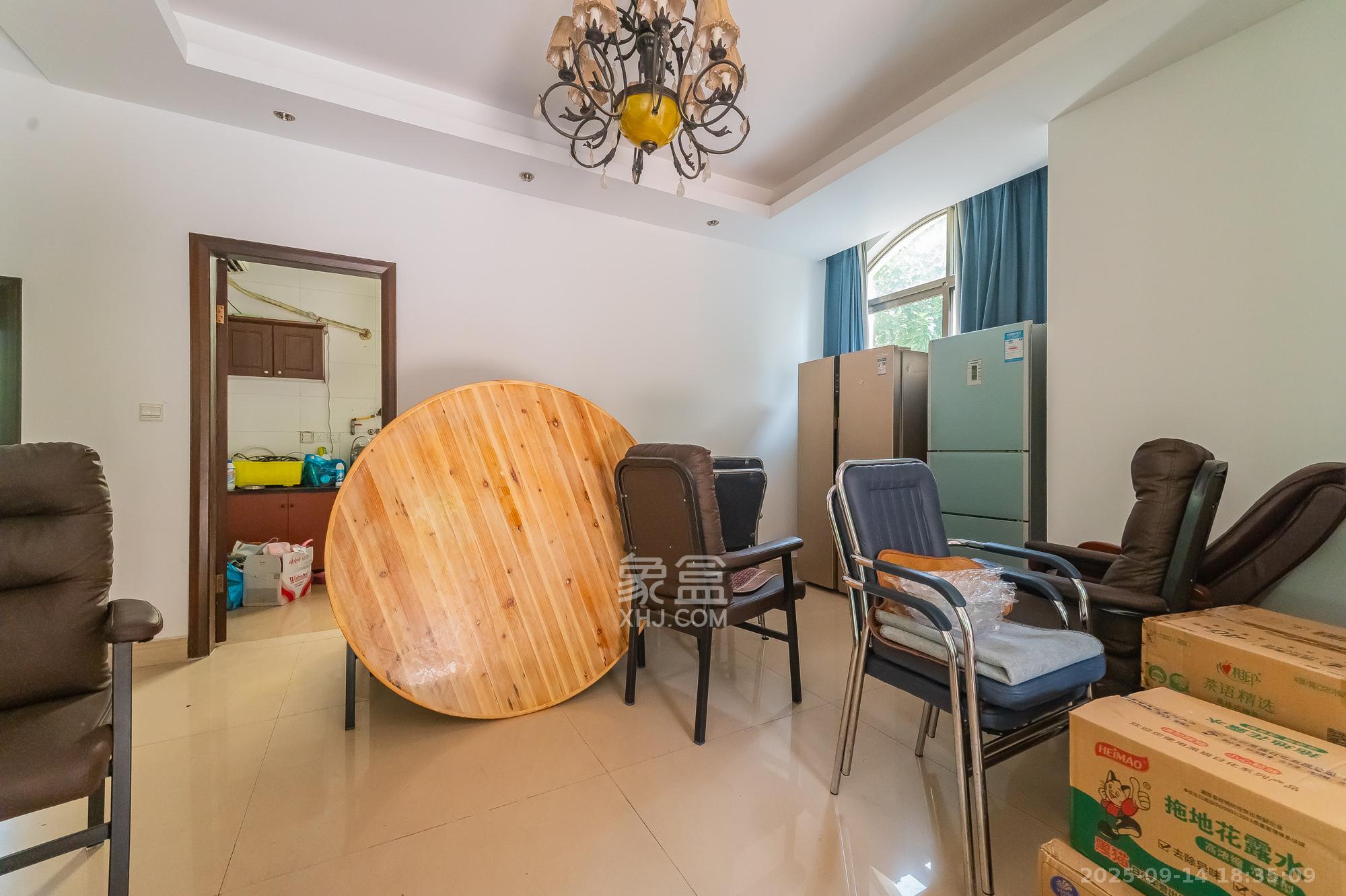 碧桂园威尼斯城  5室2厅3卫    706.88万 碧桂园威尼斯城  5室2厅3卫    706.88万客厅